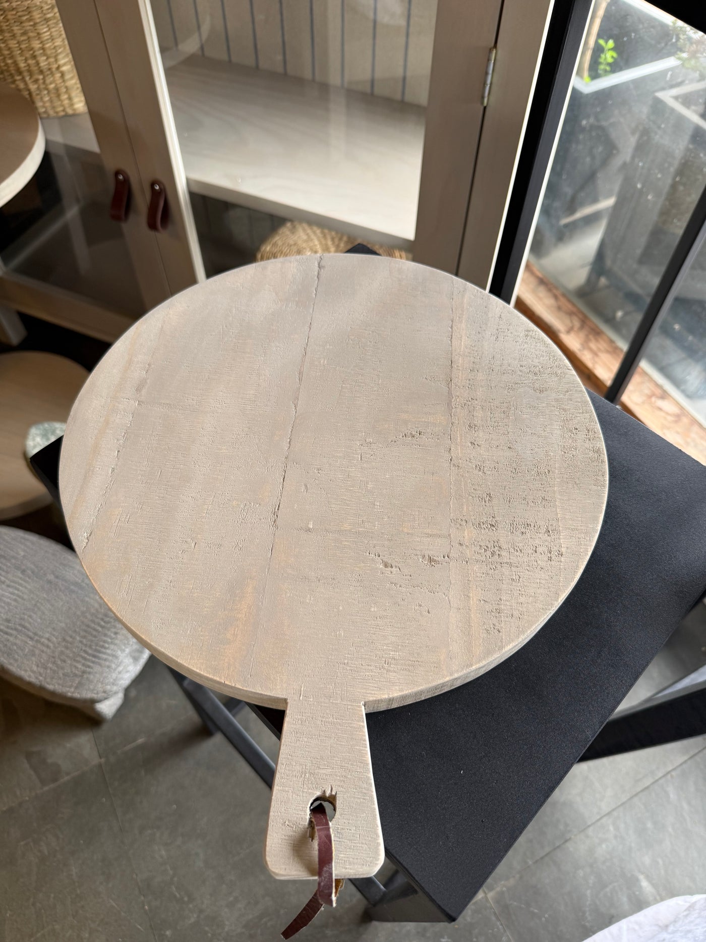 Tabla Redonda con Mango — Redondo Pino Clear Teñido Rústico Claro Gris Beige Envejecido Tamaño Chico 38x49
