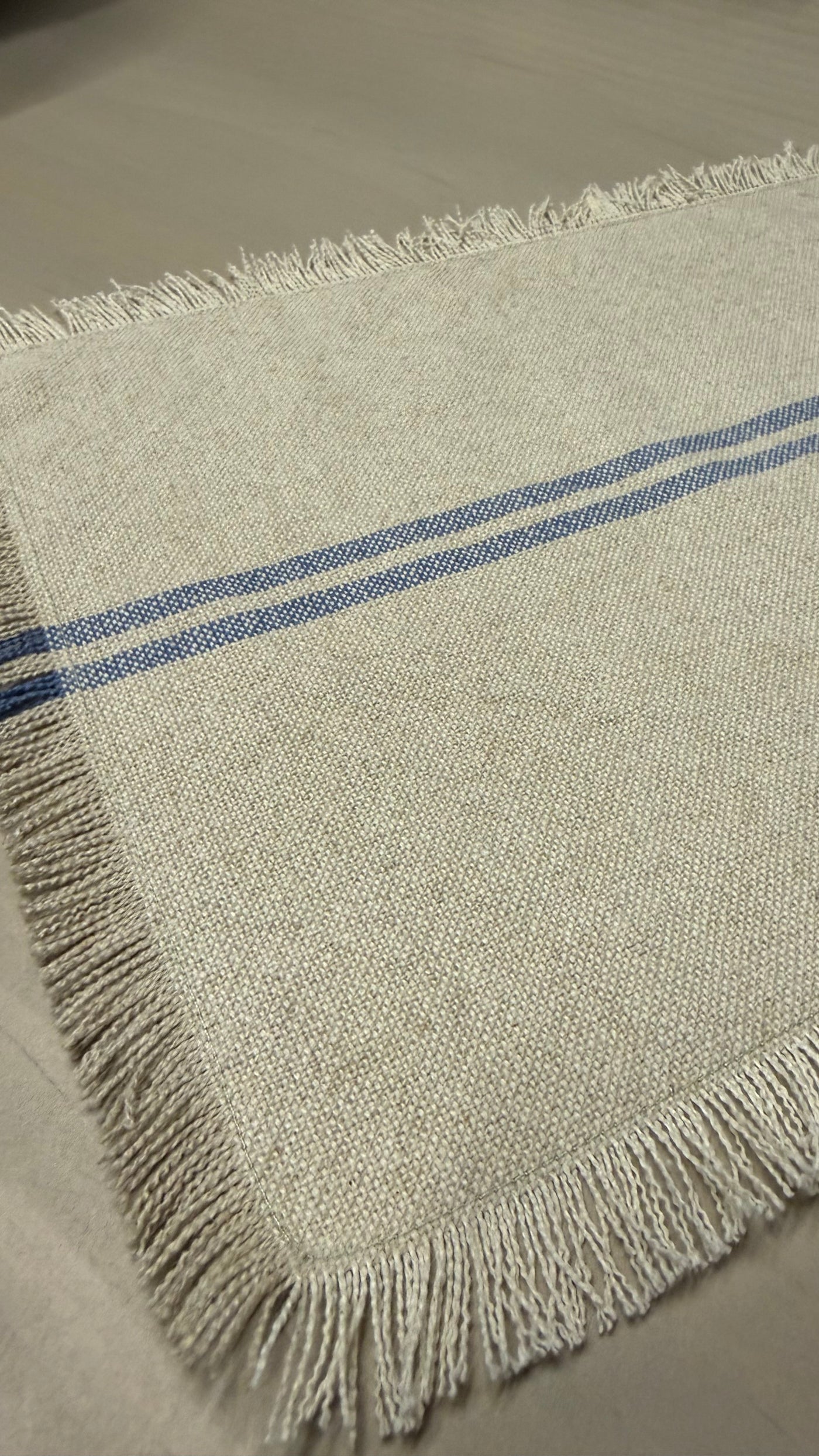 Carpetita para bandejas — Lino Natural Dos Lineas Centrales Azules 25x36