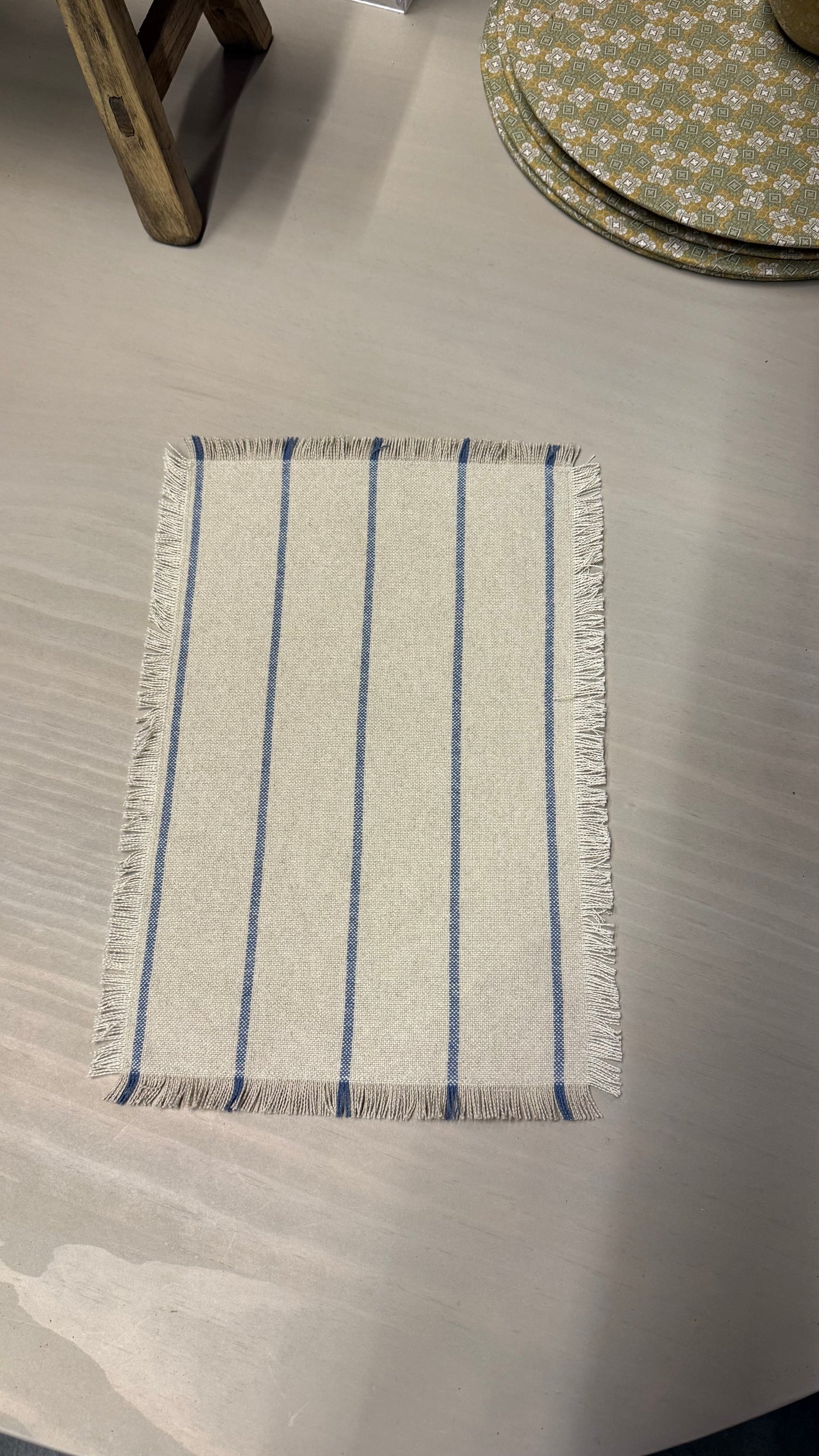 Carpetita para bandejas — Borde con Flecos Lino Natural Lineas Azules 25x36
