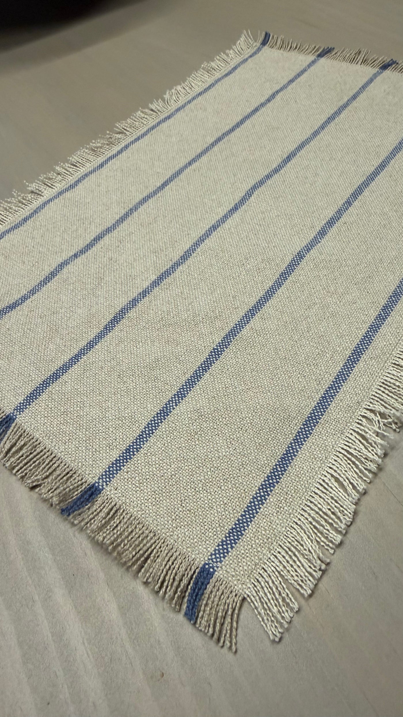 Carpetita para bandejas — Borde con Flecos Lino Natural Lineas Azules 25x36