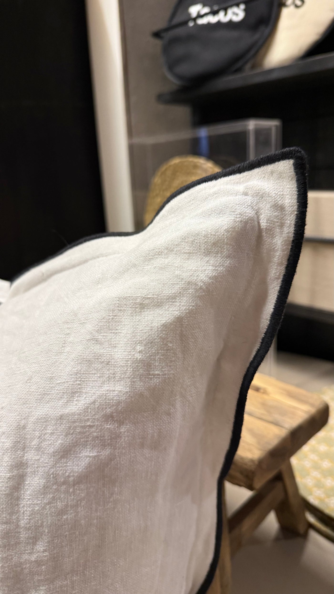Cojín de Lino con Pestaña — Bordado Borde Negro Blanco 50x50