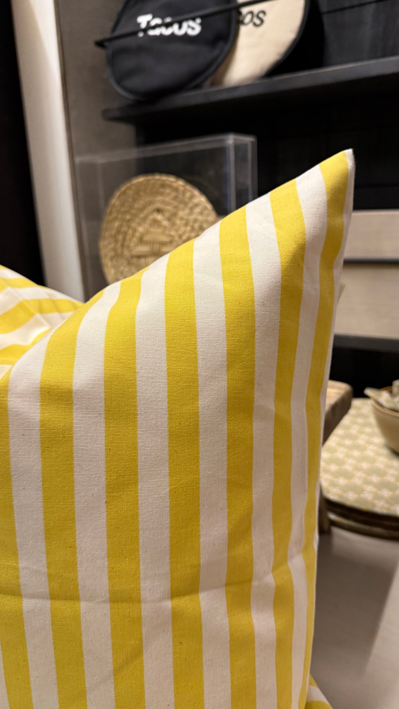 Cojín Funda con Líneas Blancas — Diseño 1 Borde Simple Amarillo 50x50