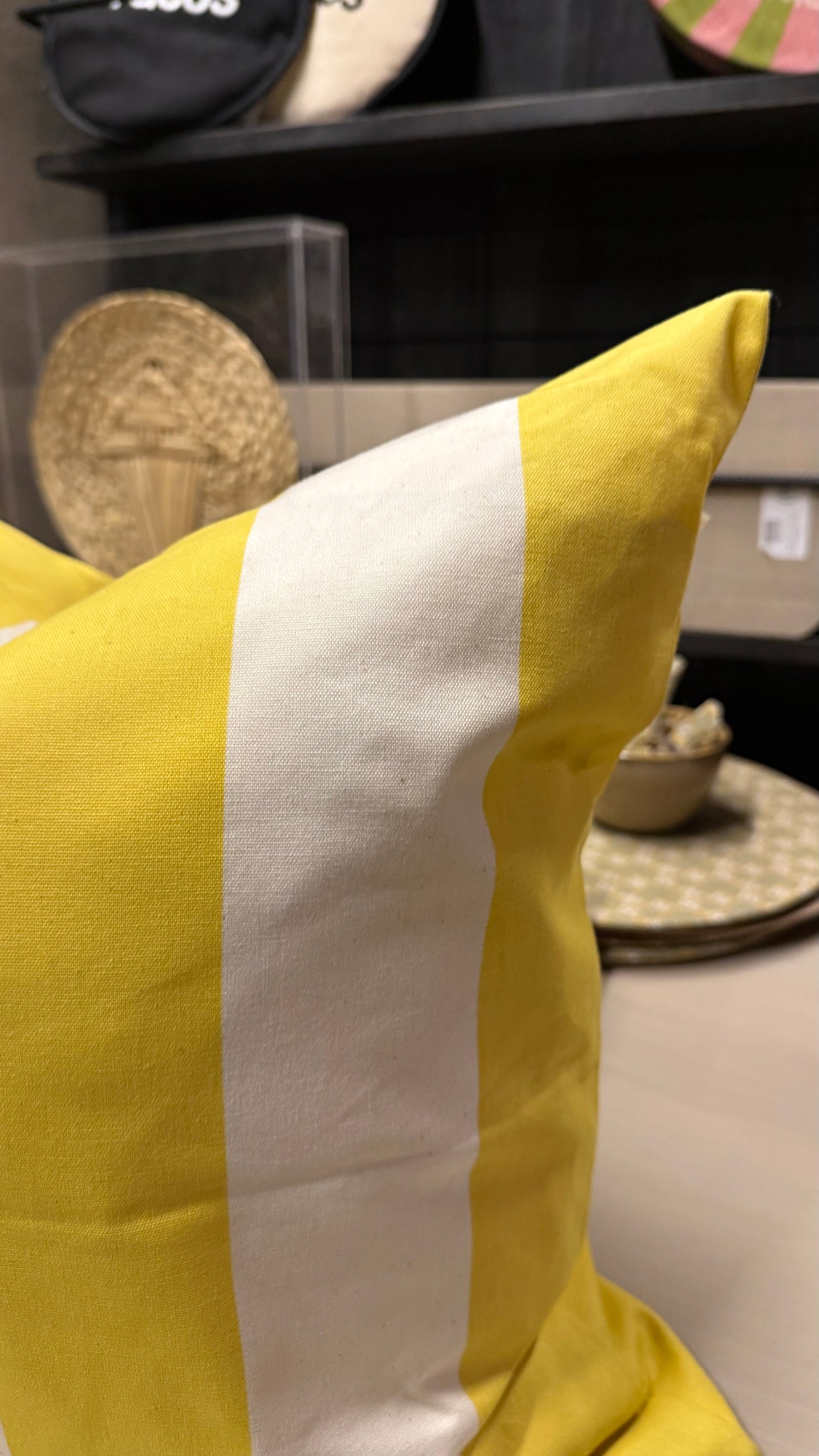 Cojín Funda con Líneas Blancas — Borde Simple Amarillo 50x50