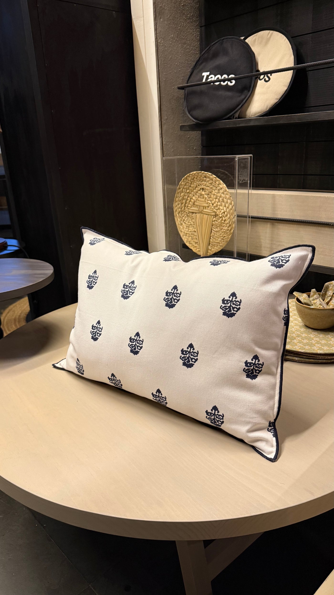 Cojín con Figuras Bordadas — Bordado Azul Borde Bordado Blanco 60x40