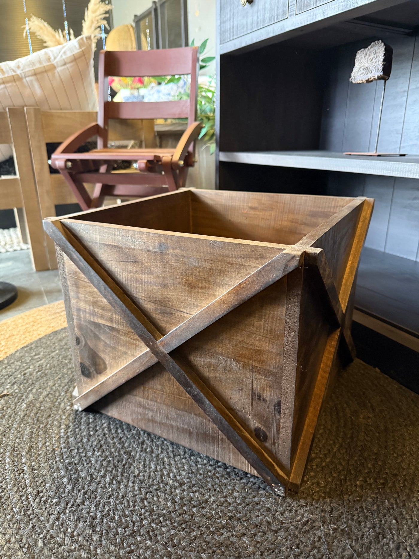 Macetero Interior Cruceta — Pino Clear Teñido Café 35x35x30