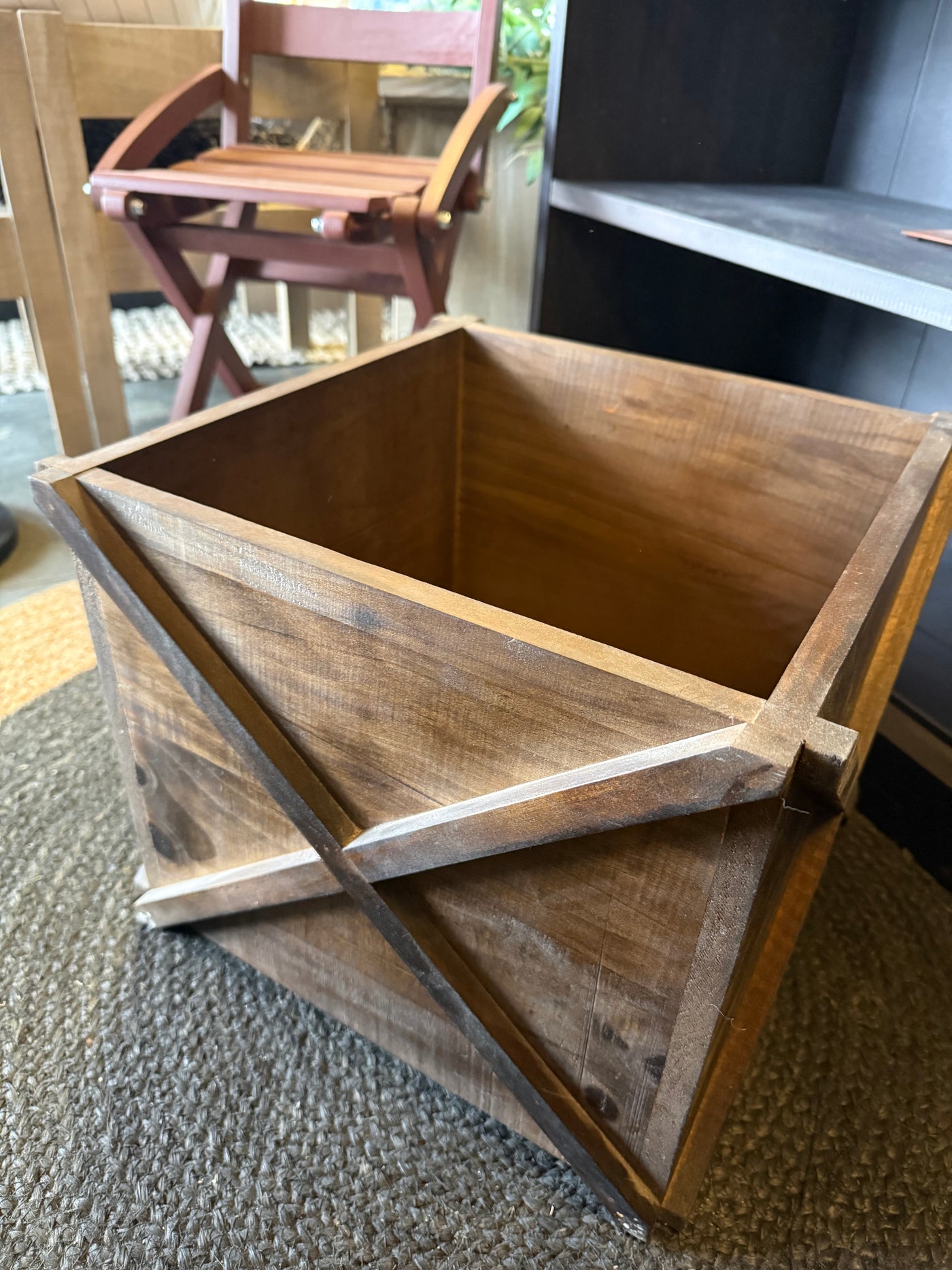 Macetero Interior Cruceta — Pino Clear Teñido Café 35x35x30