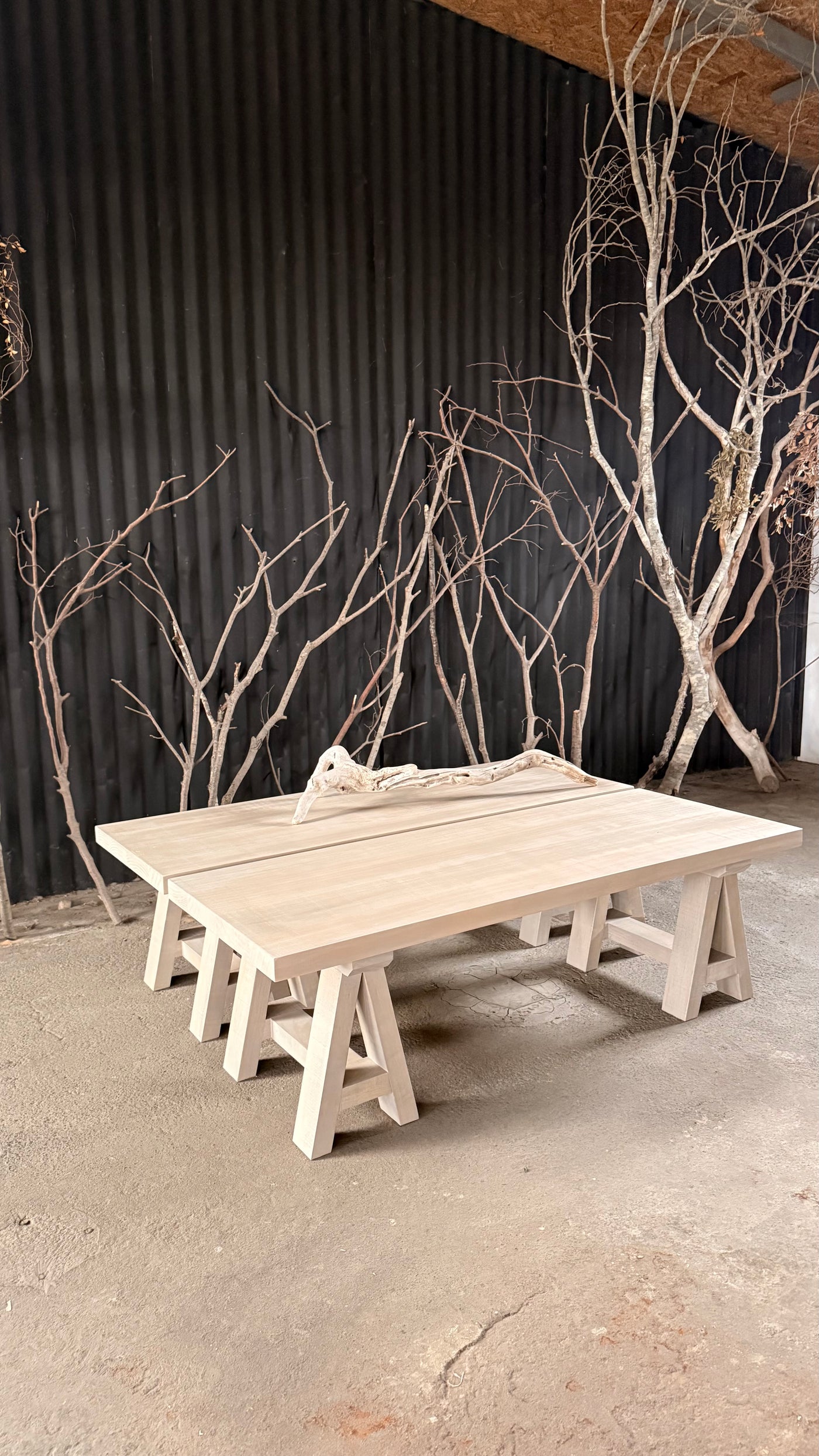 Mesa de Centro Caballete — Pino Clear Teñido Rústico Aserrada Gris Beige Oscuro Envejecido 130x50x40