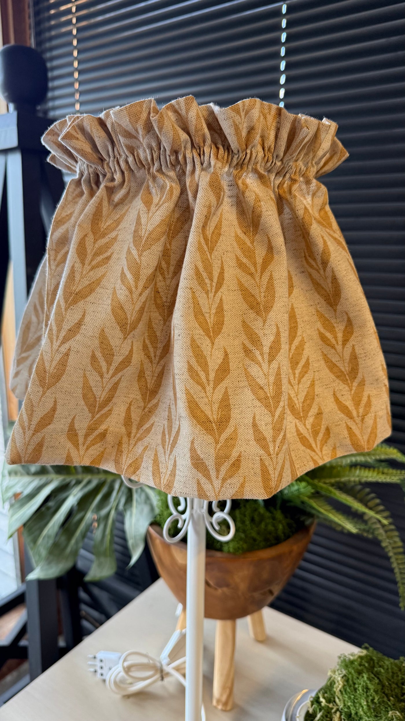 Lámpara de Mesa con Funda — Diseño Amarillo Fierro Blanco 23x70