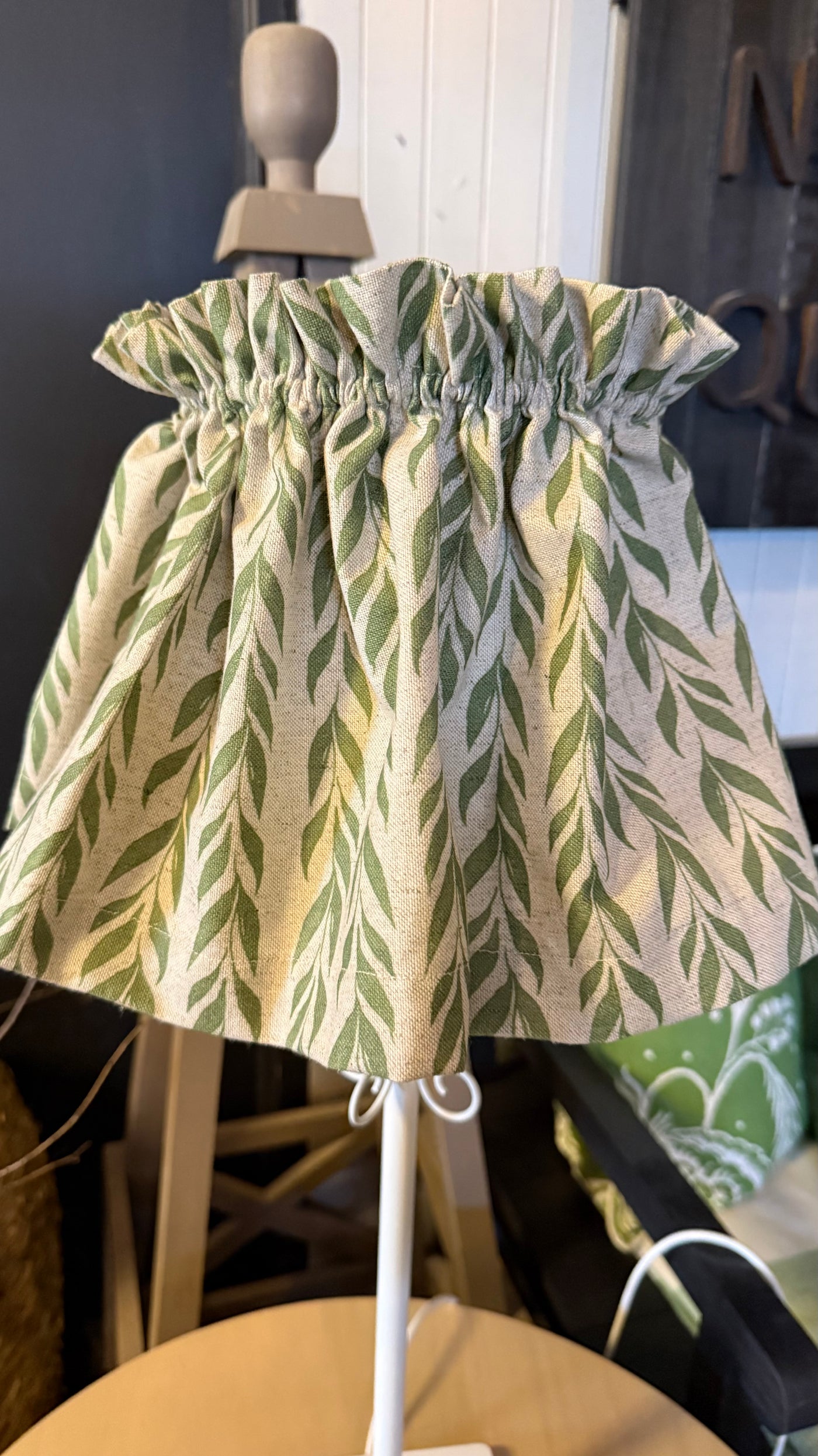 Lámpara de Mesa con Funda — Diseño Verde Fierro Blanco 23x70