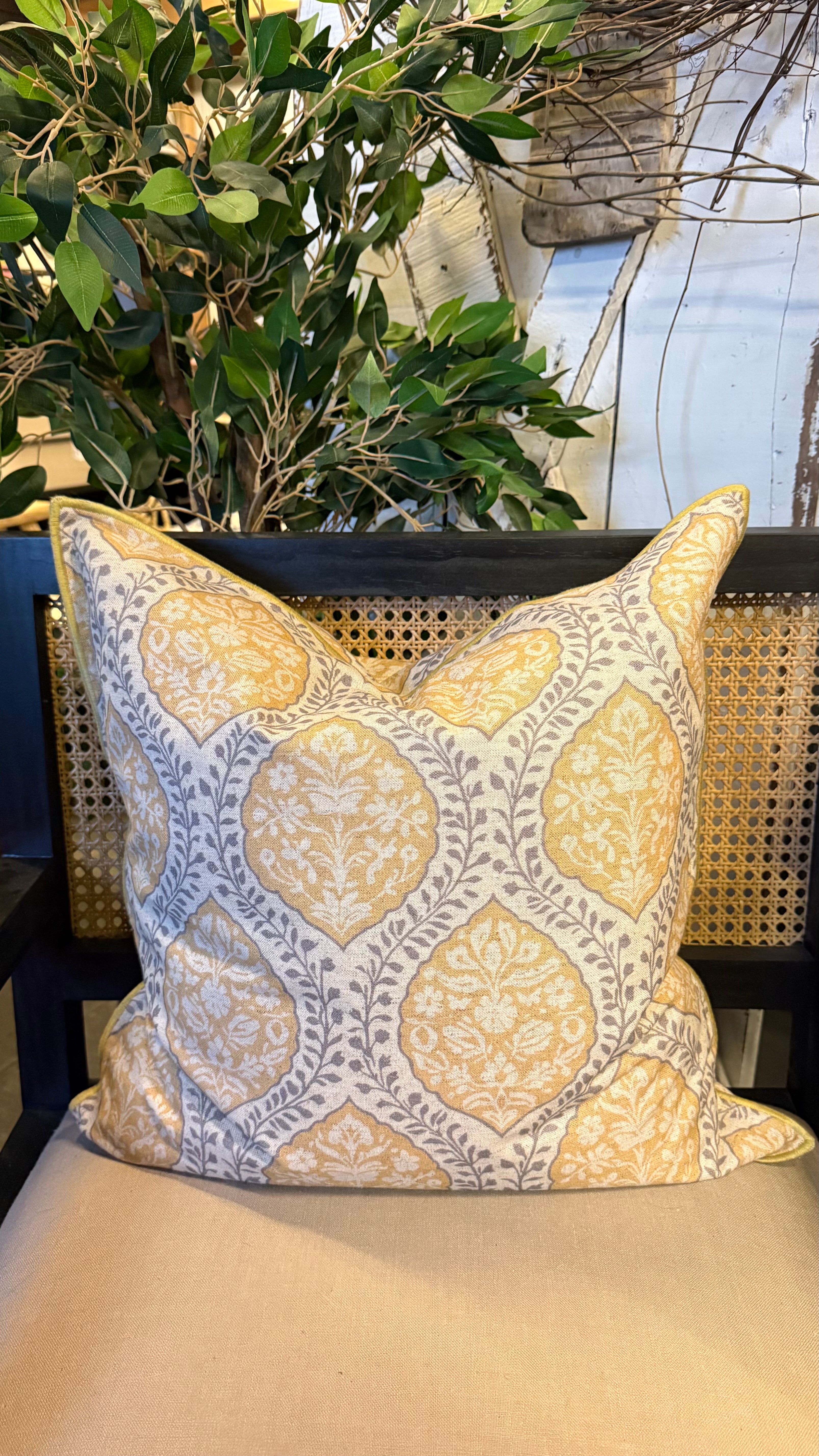 Cojín de Lino Bordado - Diseño Borde Bordado Amarillo 50x50