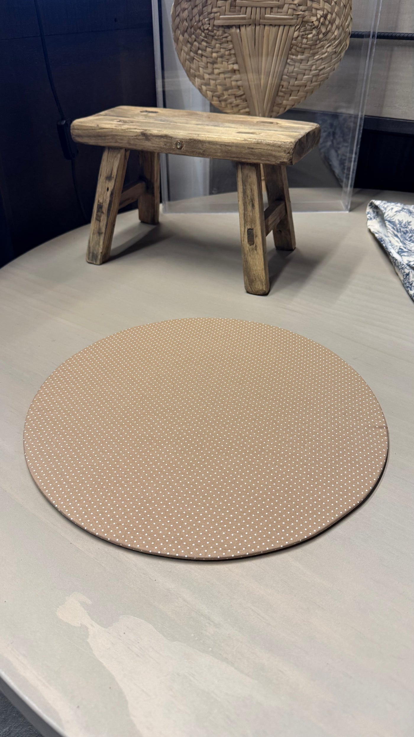 Bajo Plato — Con Lunares Funda Café y Blanco 35x35