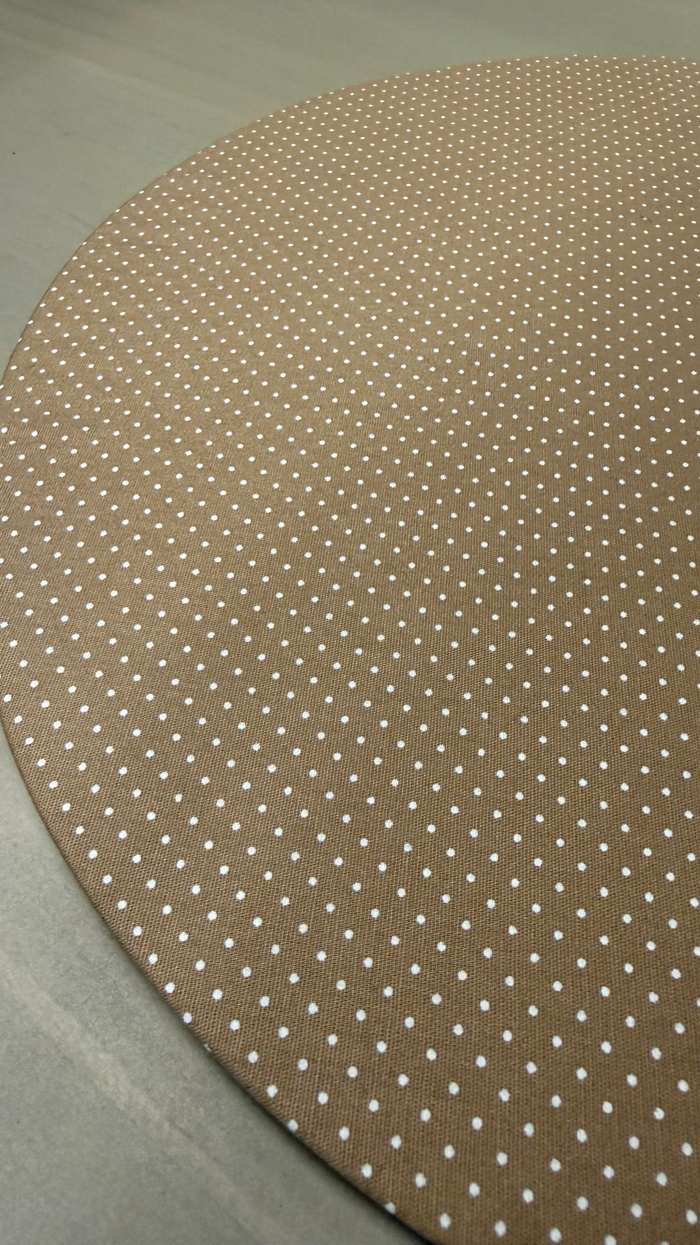 Bajo Plato — Con Lunares Funda Café y Blanco 35x35