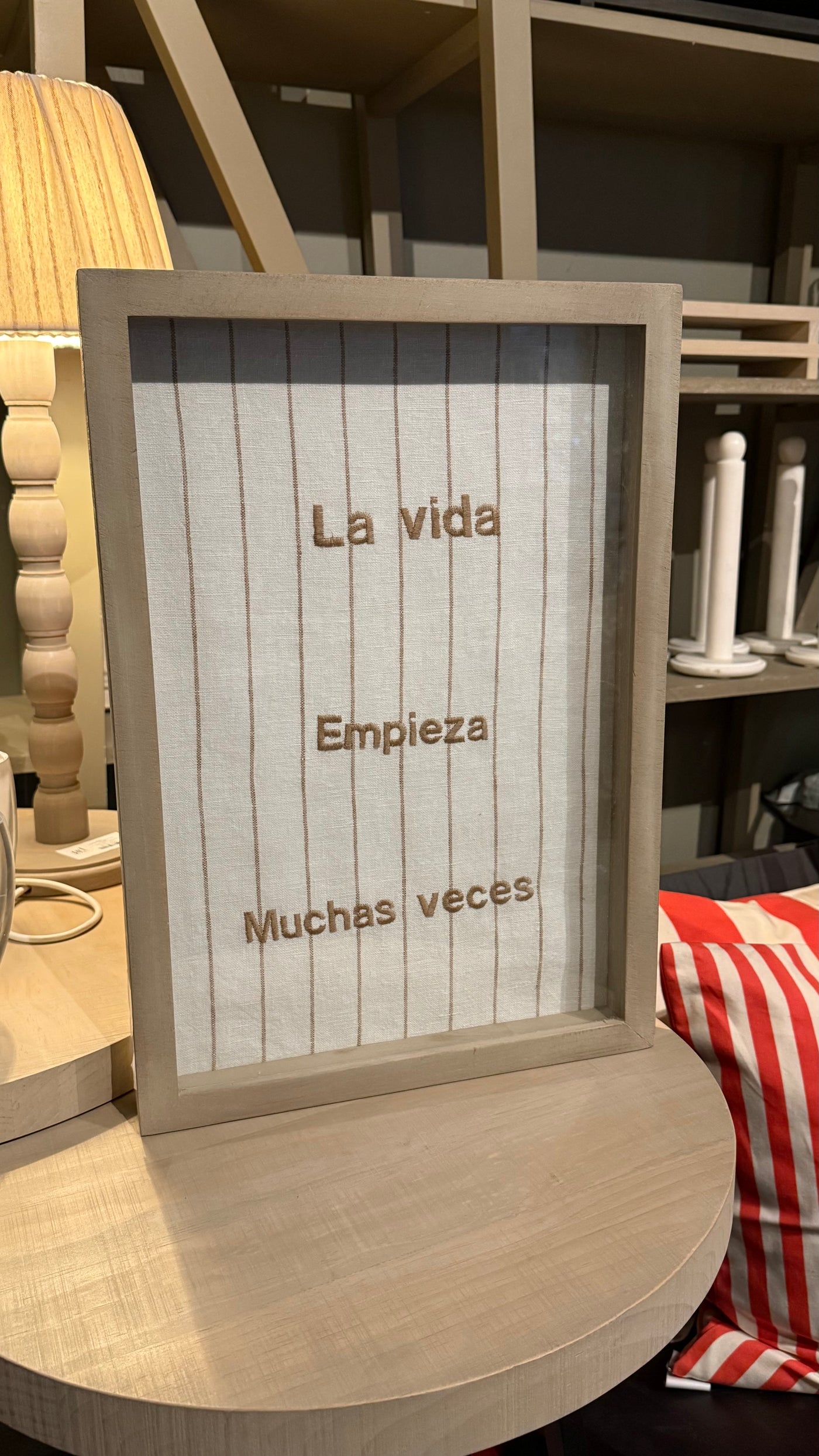 Cuadro Bordado La Vida Empieza — Pino Clear Teñido Rústico Marco Gris Beige Envejecido 48x34