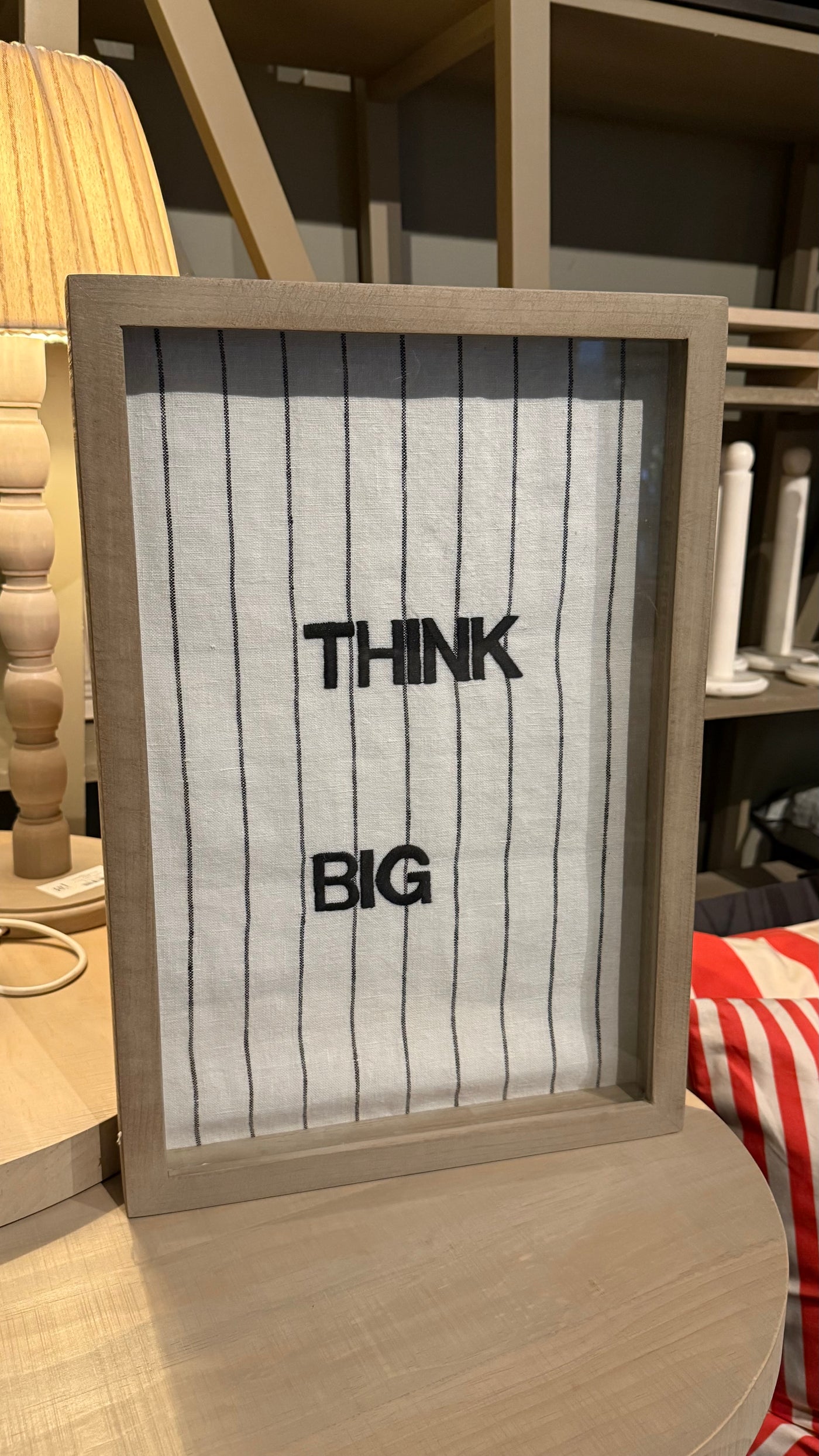 Cuadro Bordado Think Big — Pino Clear Teñido Rústico Marco Gris Beige Envejecido 48x34