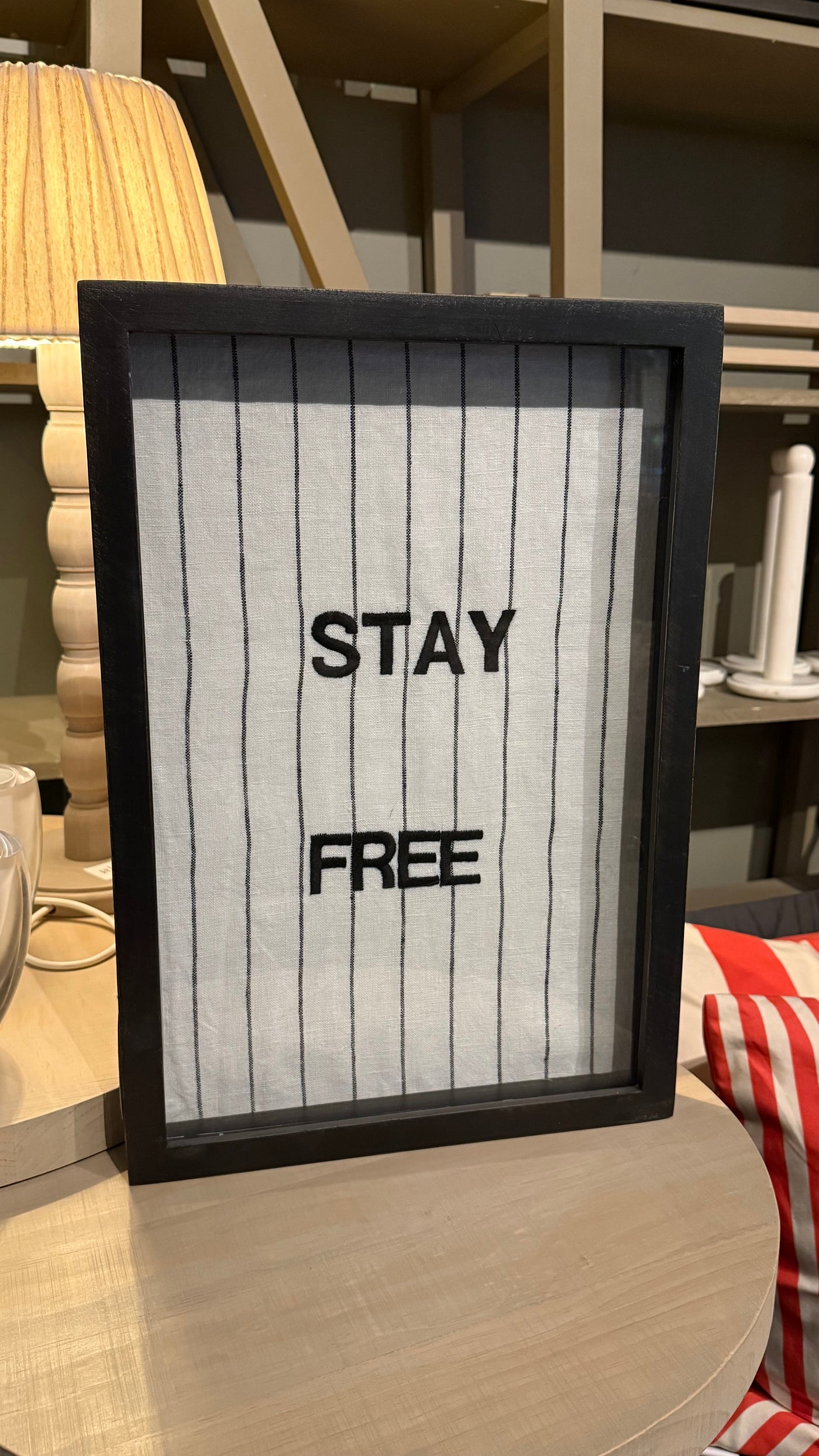 Cuadro Bordado Stay Free — Pino Clear Pulido Pátina Negra 48x34