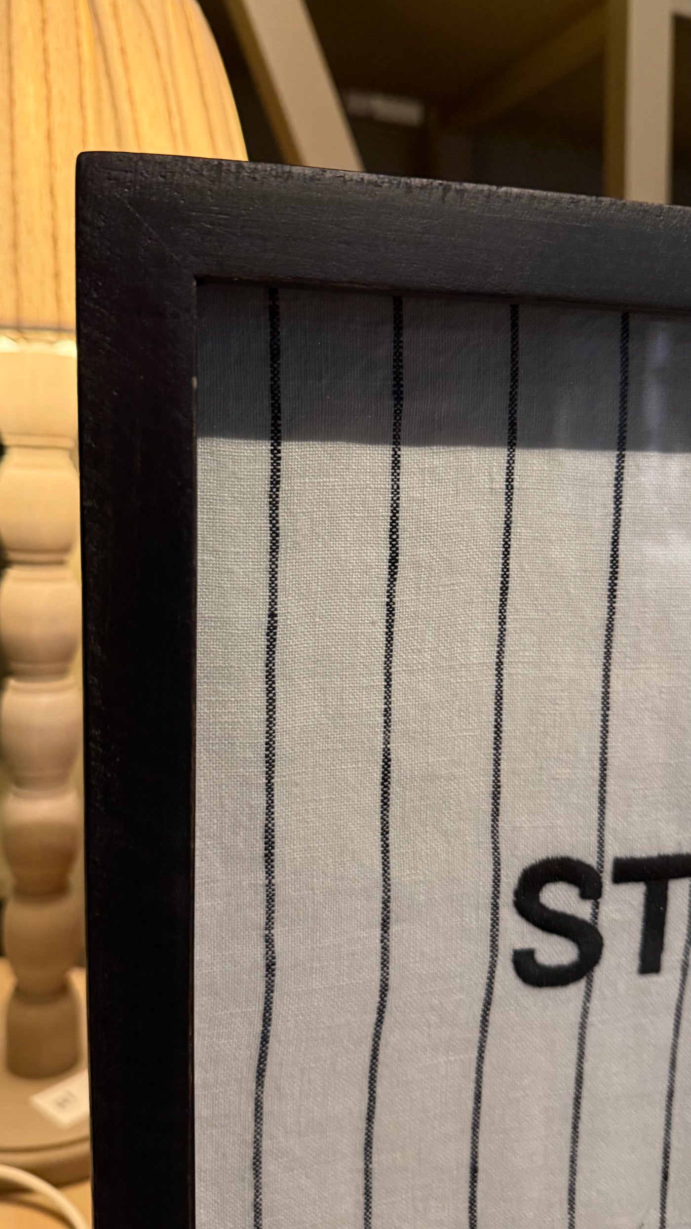 Cuadro Bordado Stay Free — Pino Clear Pulido Pátina Negra 48x34