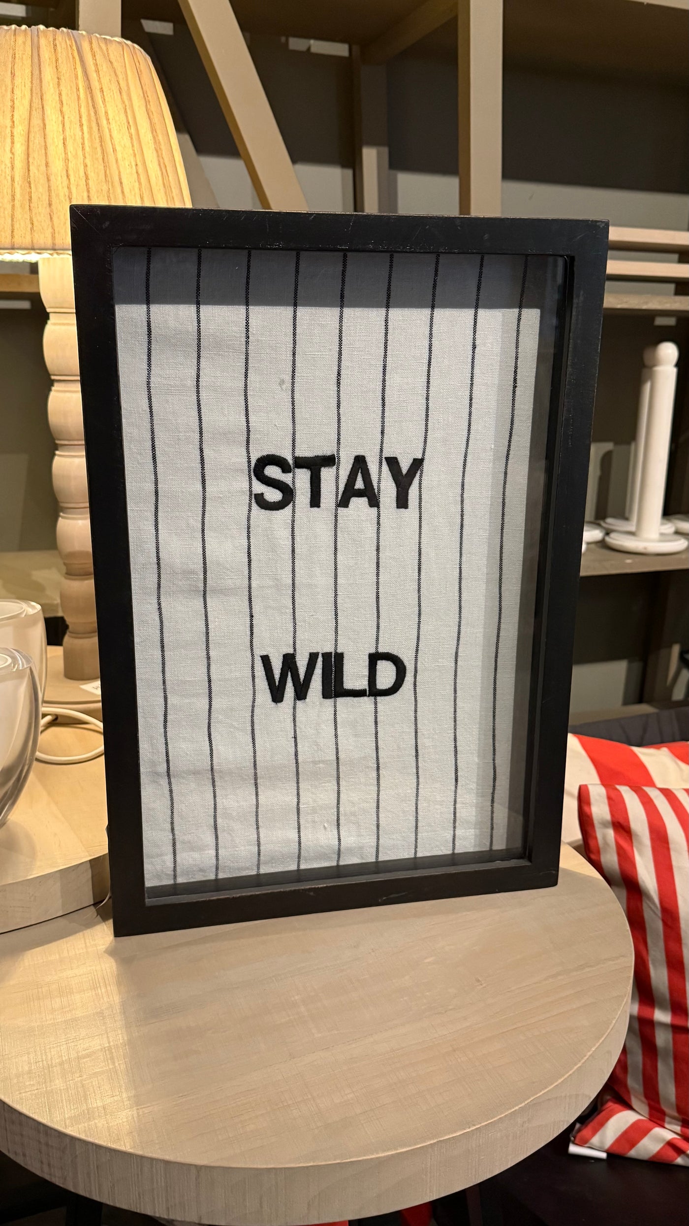 Cuadro Bordado Stay Wild — Pino Clear Pulido Pátina Negra 48x34