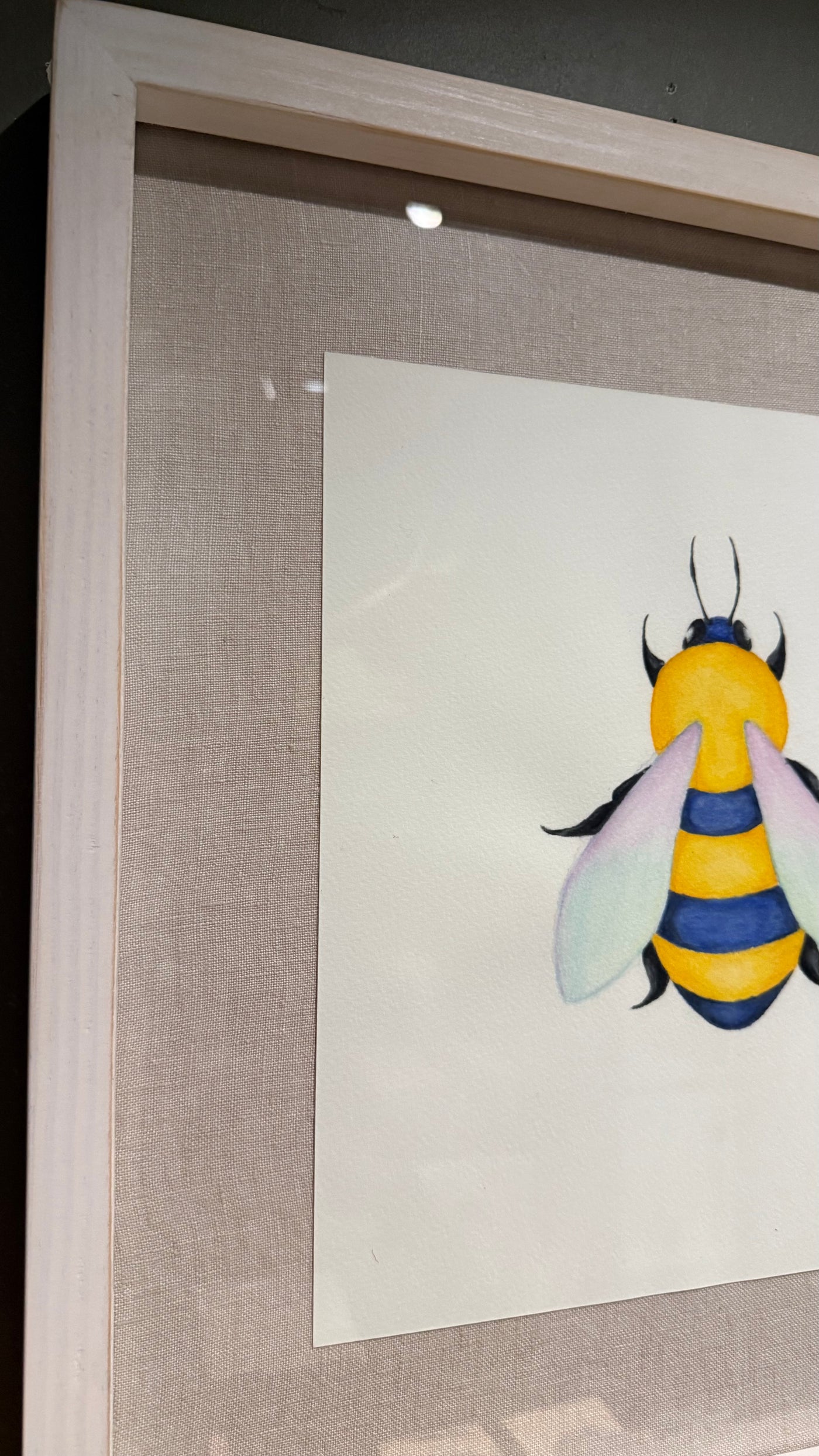Cuadro Fondo de Lino Abeja — Diseño 3 Pino Clear y Lino Pulido Marco Blanco Aguado 46x46