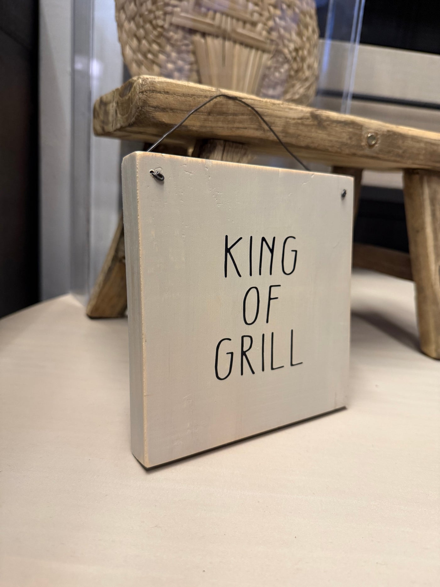 Letrero Aguada Gris de Pino Clear — King Of Grill Pulido Gris Translúcido 15x15