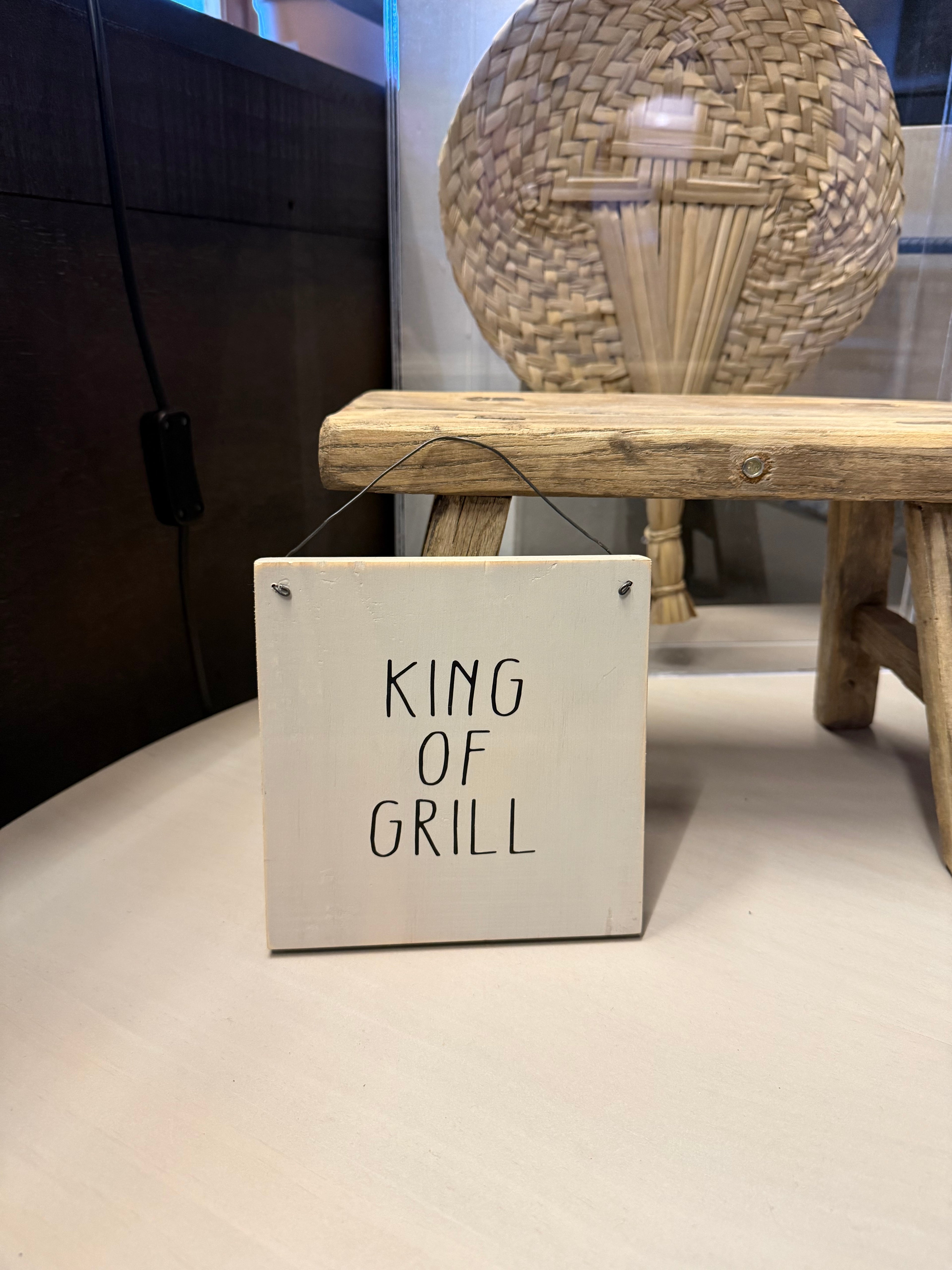Letrero Aguada Gris de Pino Clear - King Of Grill Pulido Gris Translúcido 15x15