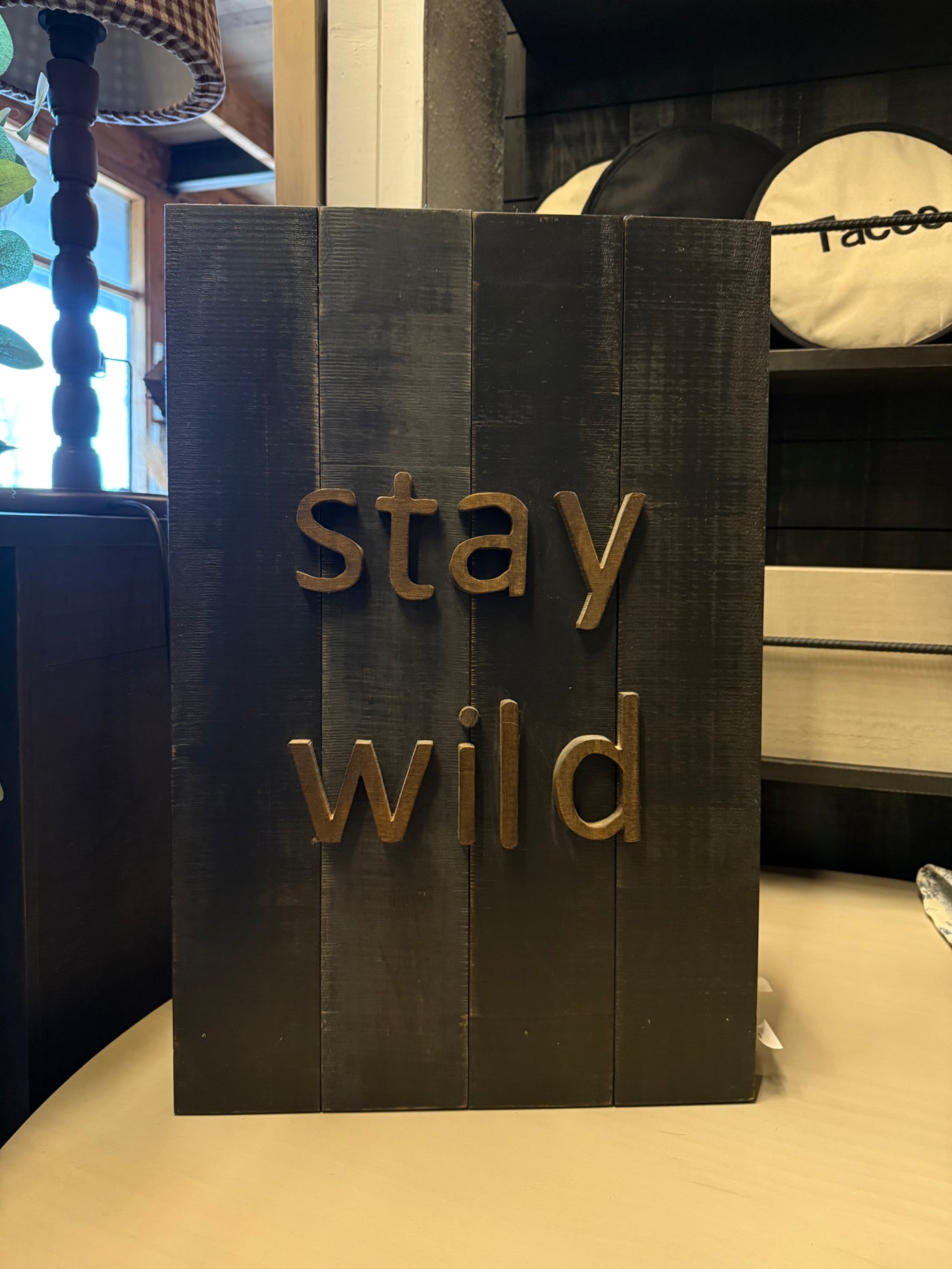 Letrero Stay Wild — Aserrado Negro Envejecido 60x40