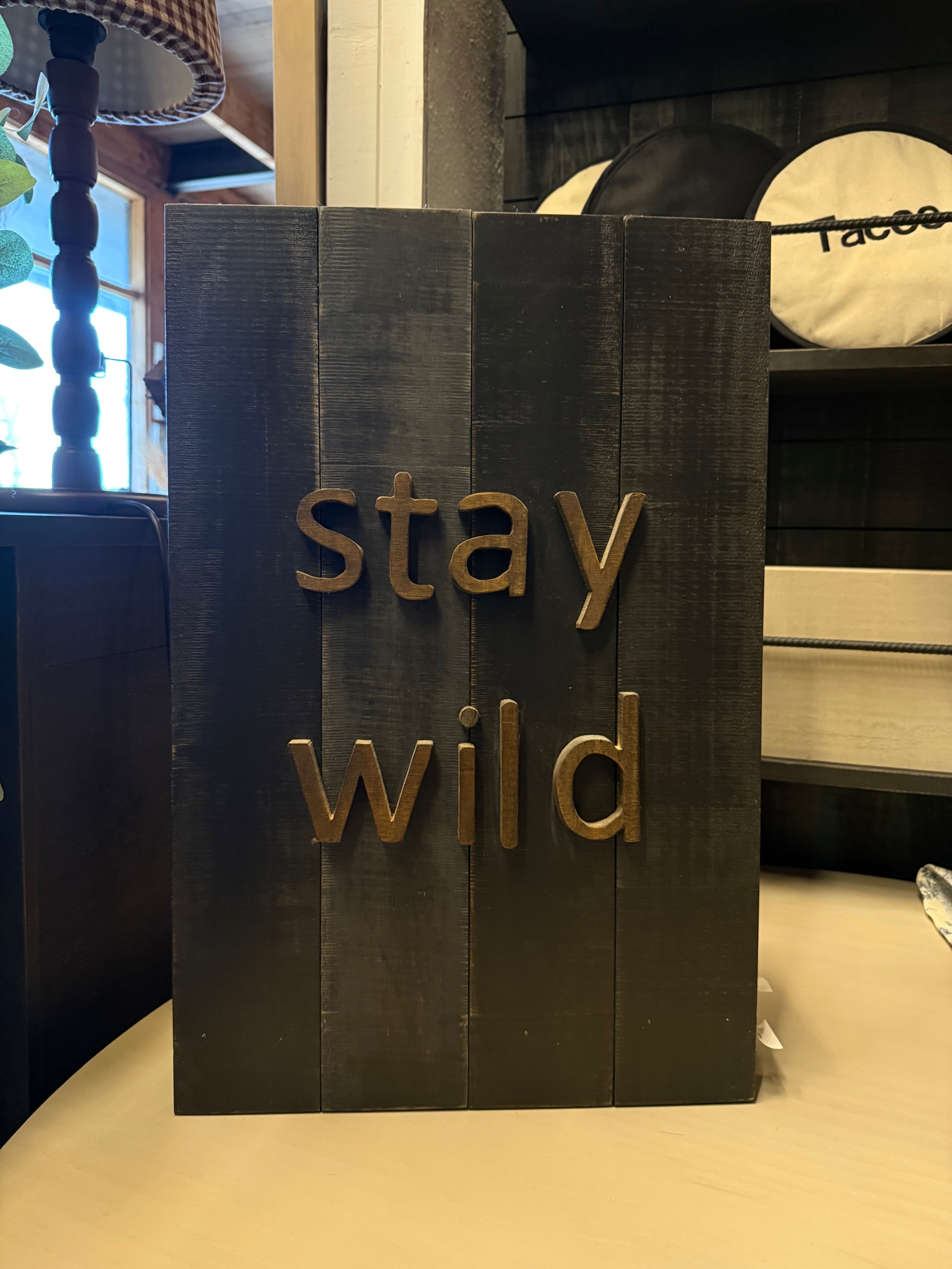 Letrero Stay Wild - Aserrado Negro Envejecido 60x40