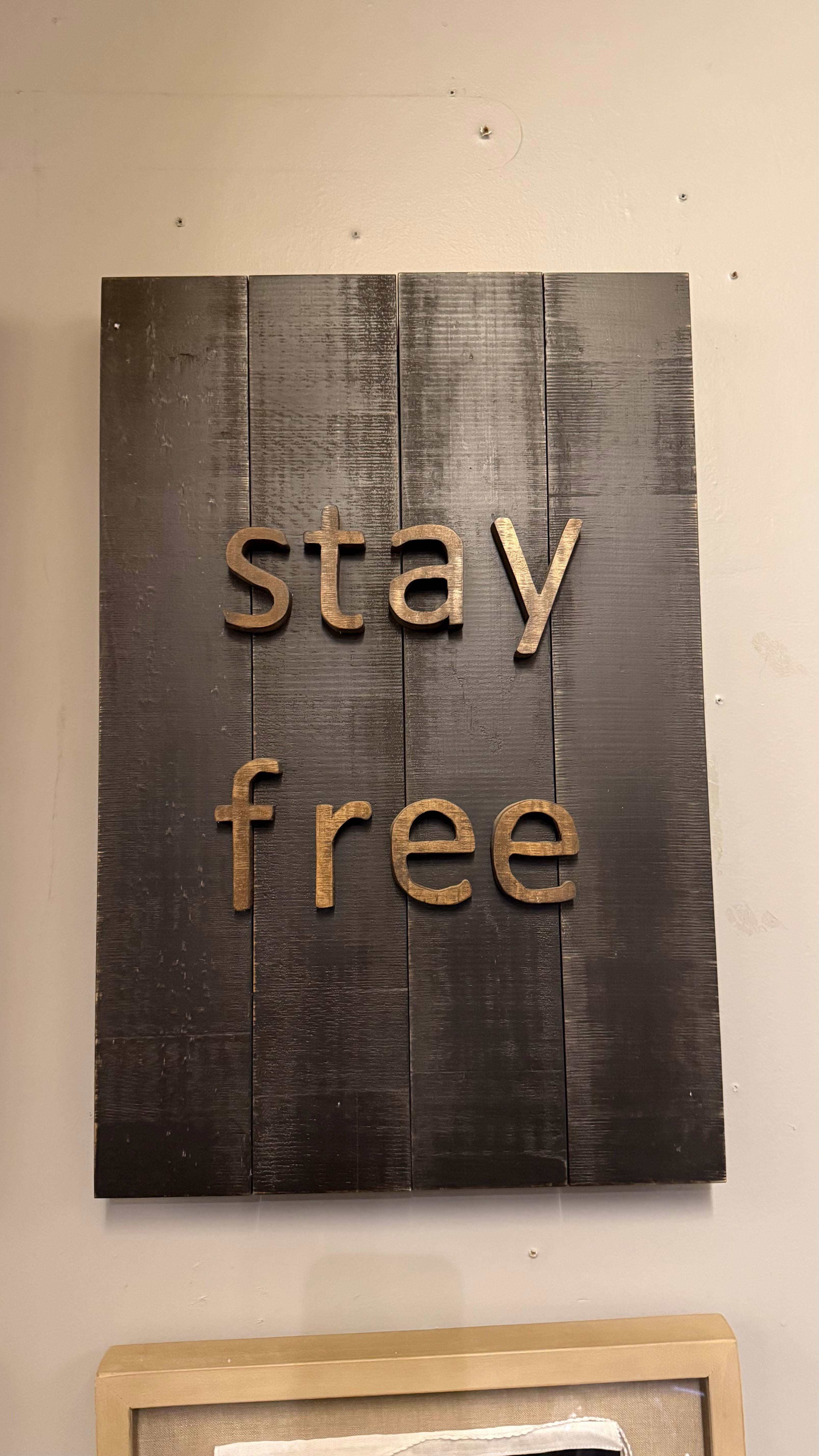 Letrero Stay Free - Aserrado Negro Envejecido 60x40