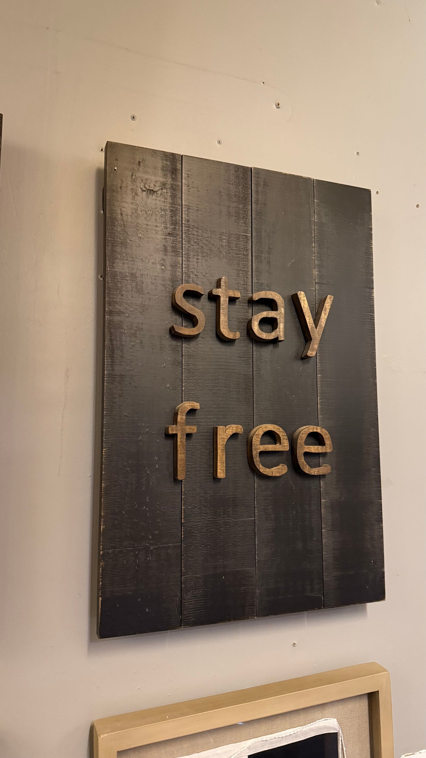 Letrero Stay Free — Aserrado Negro Envejecido 60x40