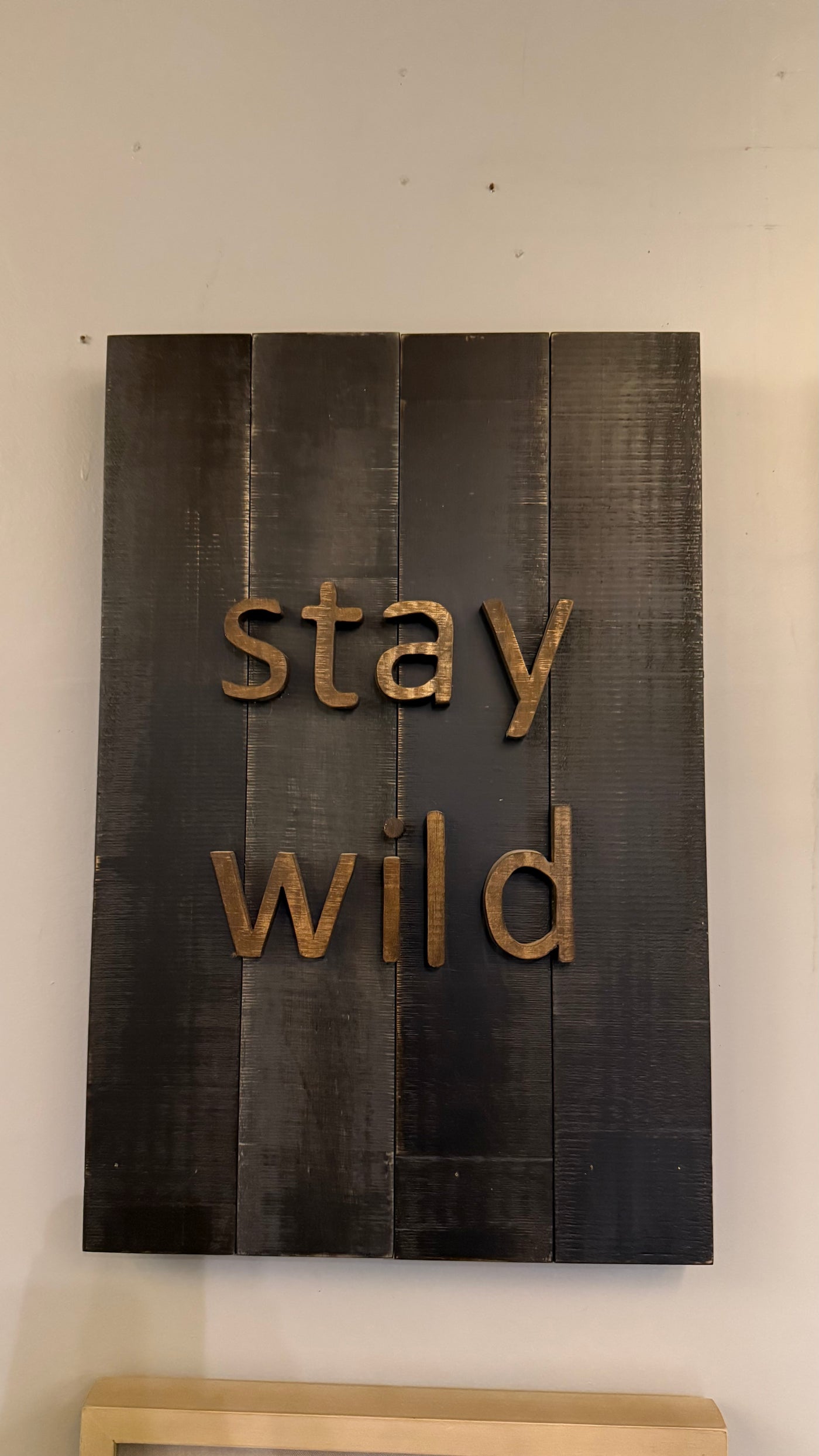 Letrero Stay Wild — Aserrado Negro Envejecido 60x40