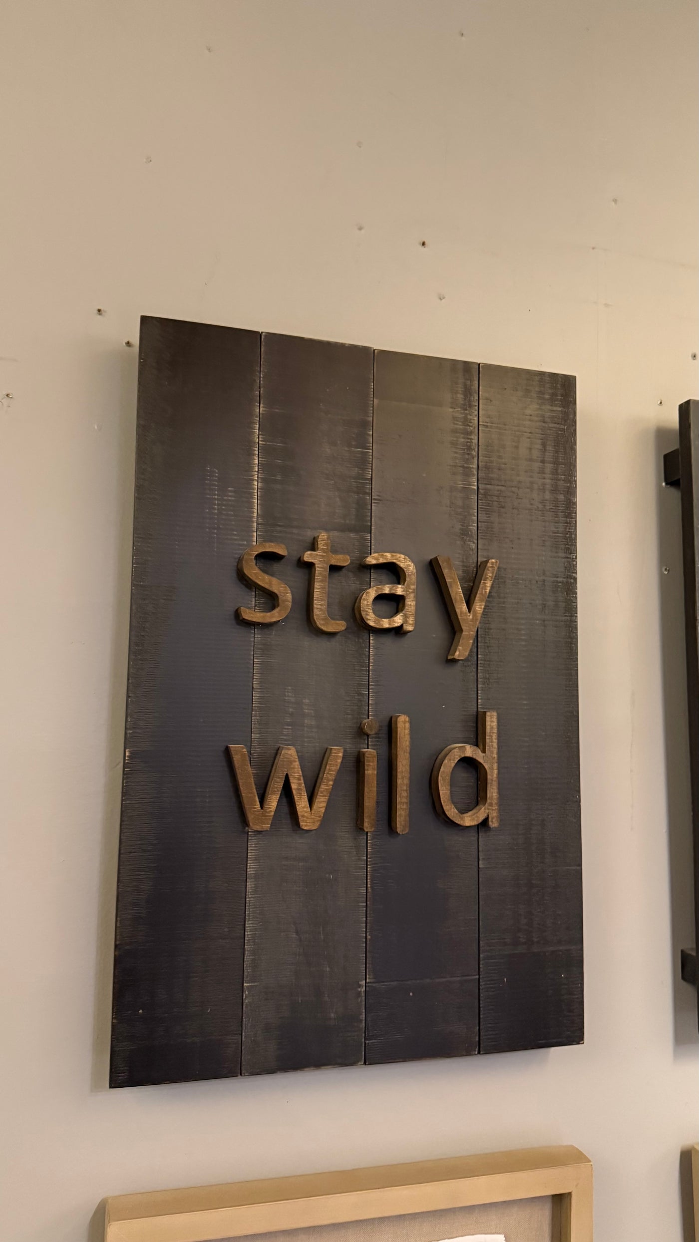 Letrero Stay Wild — Aserrado Negro Envejecido 60x40