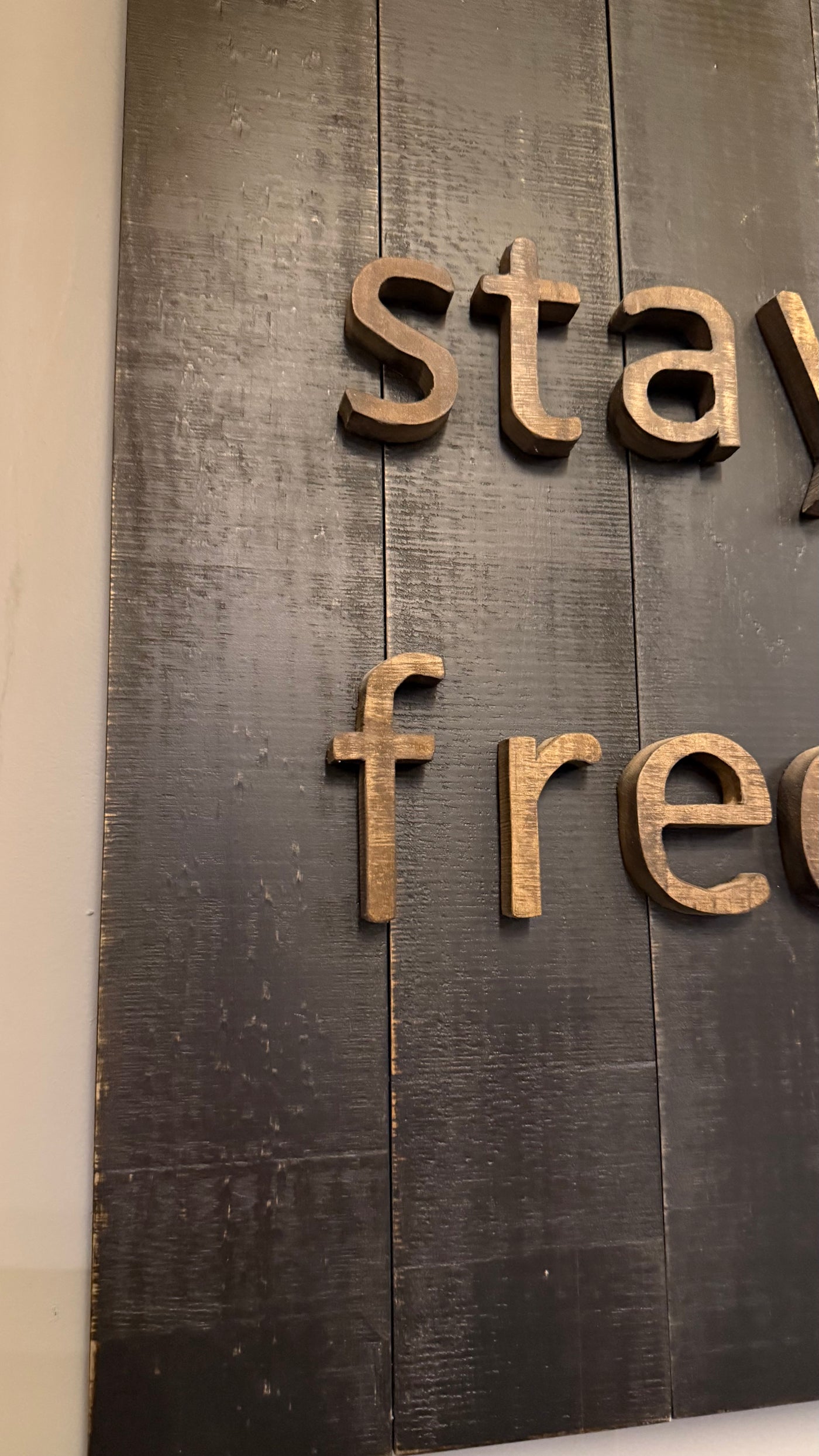 Letrero Stay Free — Aserrado Negro Envejecido 60x40