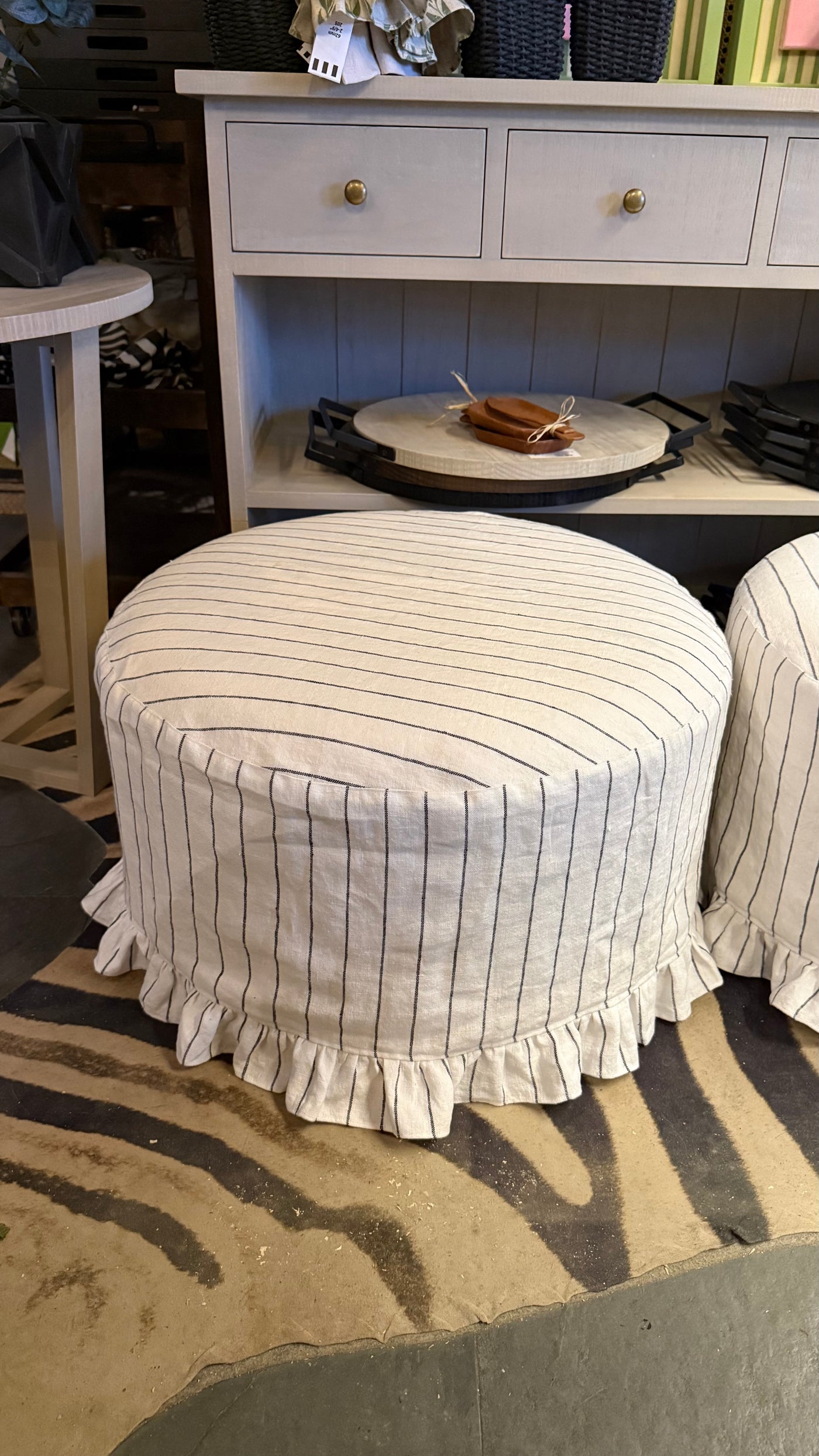Puff Redondo con Funda de Lino — Vuelos Blanco con Lineas Negras 62x62x36