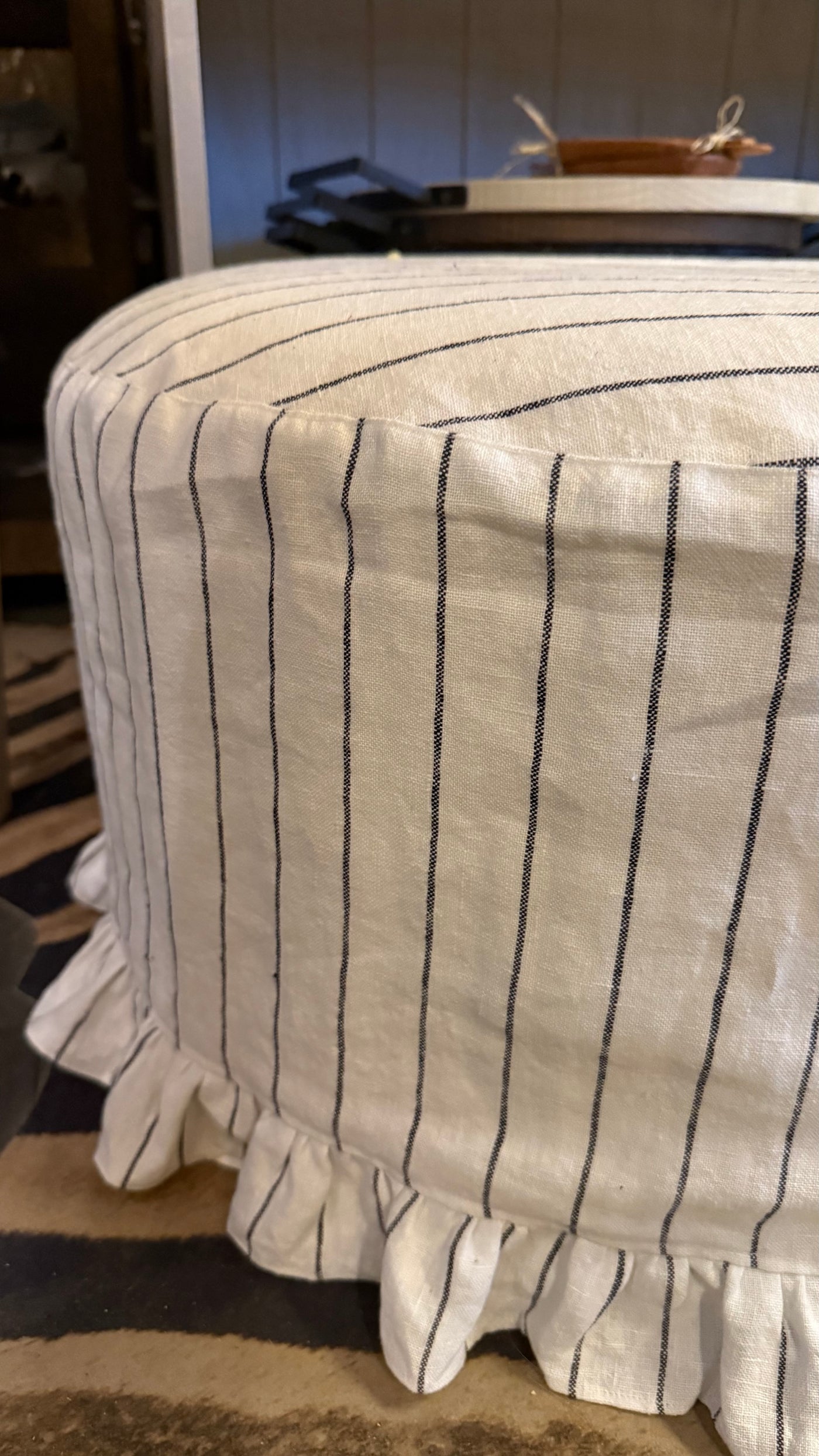Puff Redondo con Funda de Lino — Vuelos Blanco con Lineas Negras 62x62x36