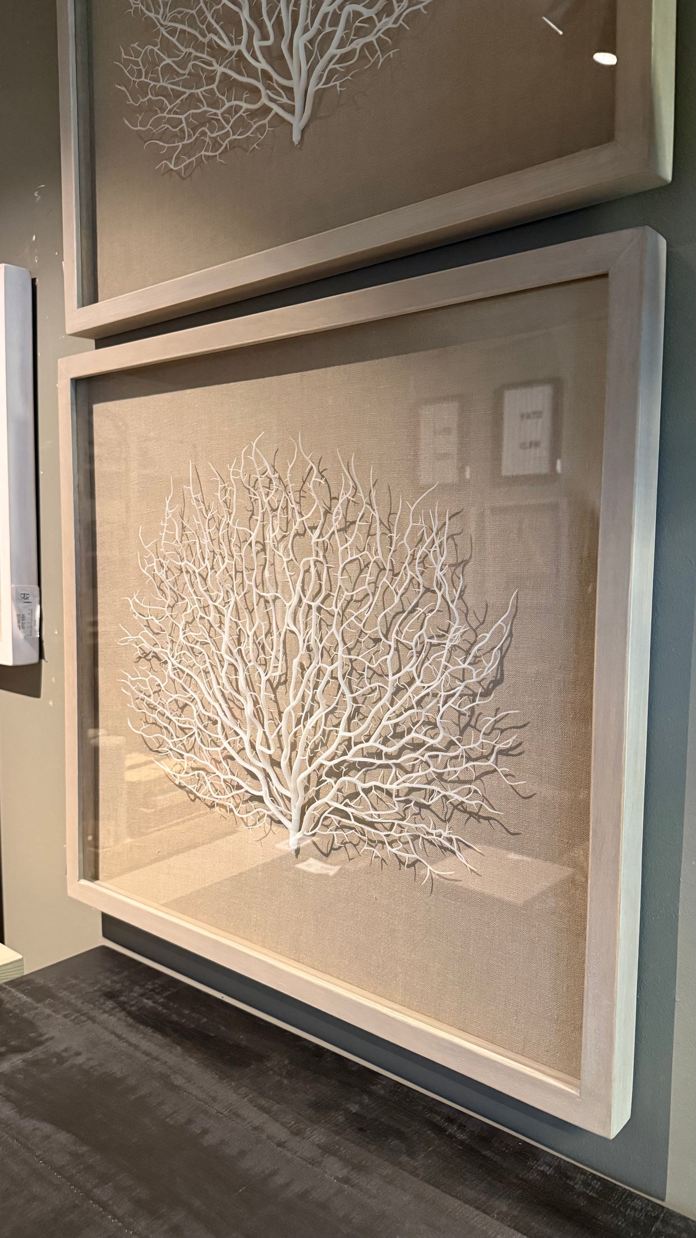 Cuadro Coral — Blanco 63x58