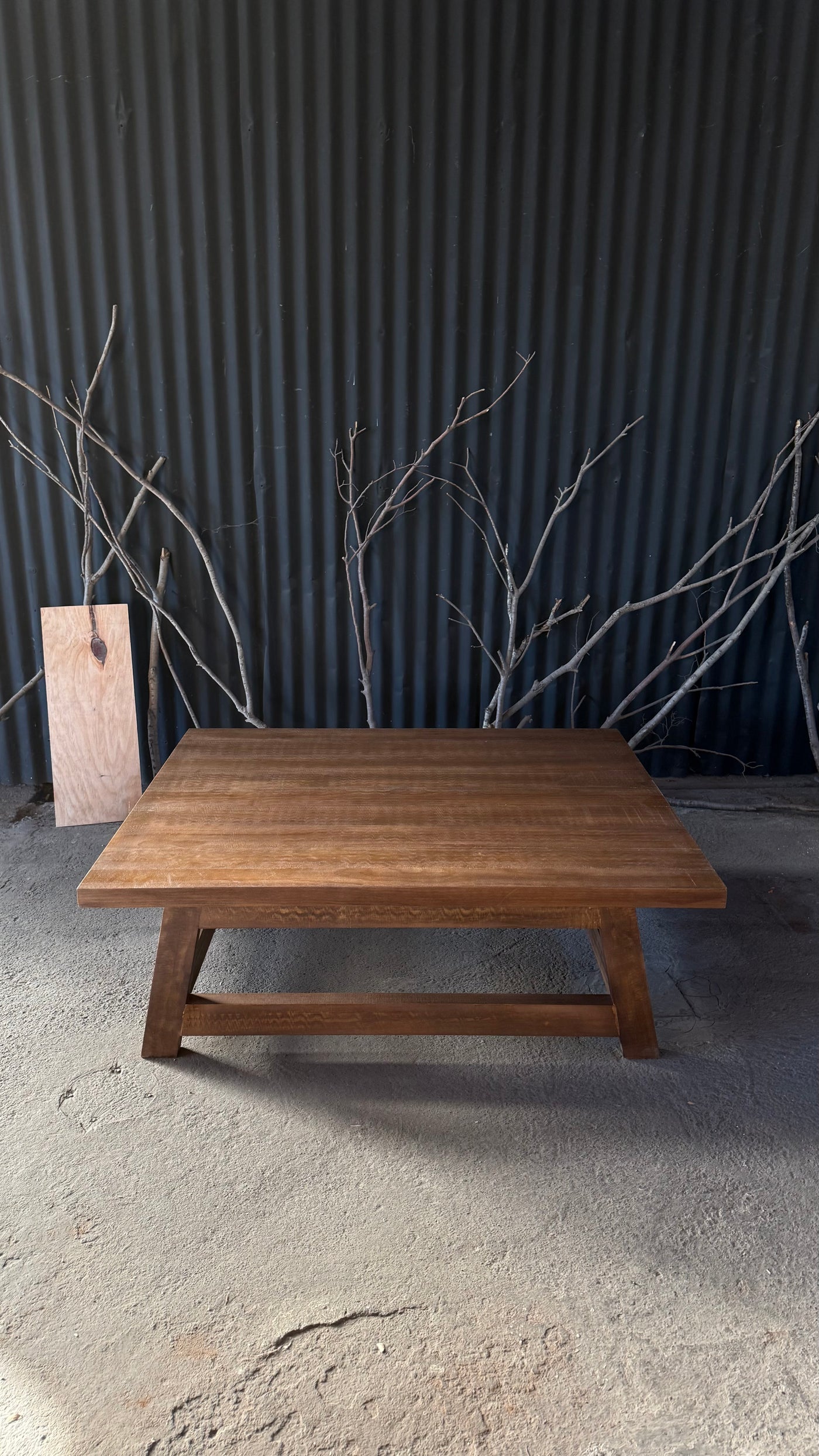 Mesa de Centro Florencia — Pino Clear Aserreado Teñido Café 120x100x40