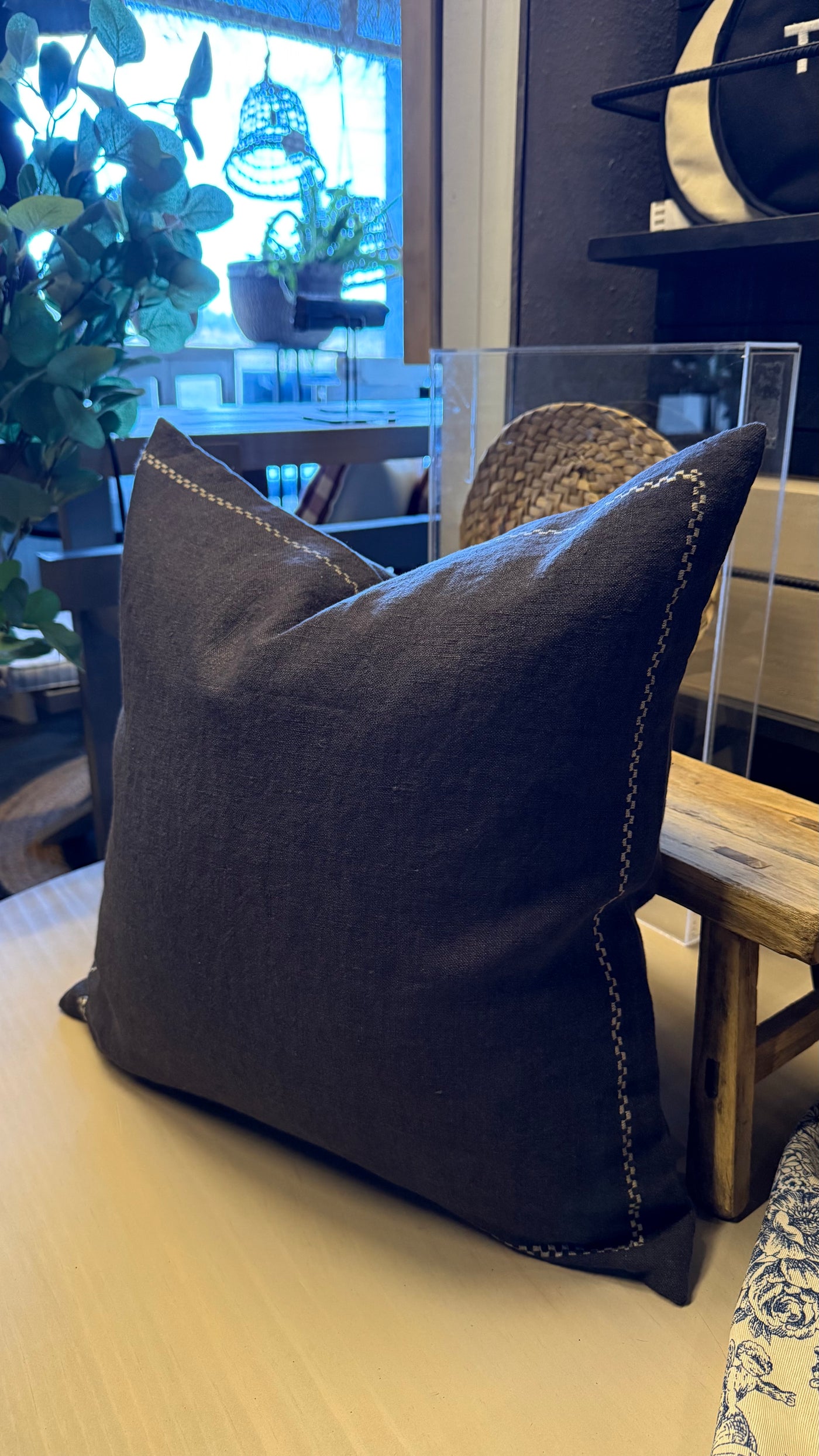 Cojín de Lino — Marengo con Diseño Bordado 50x50