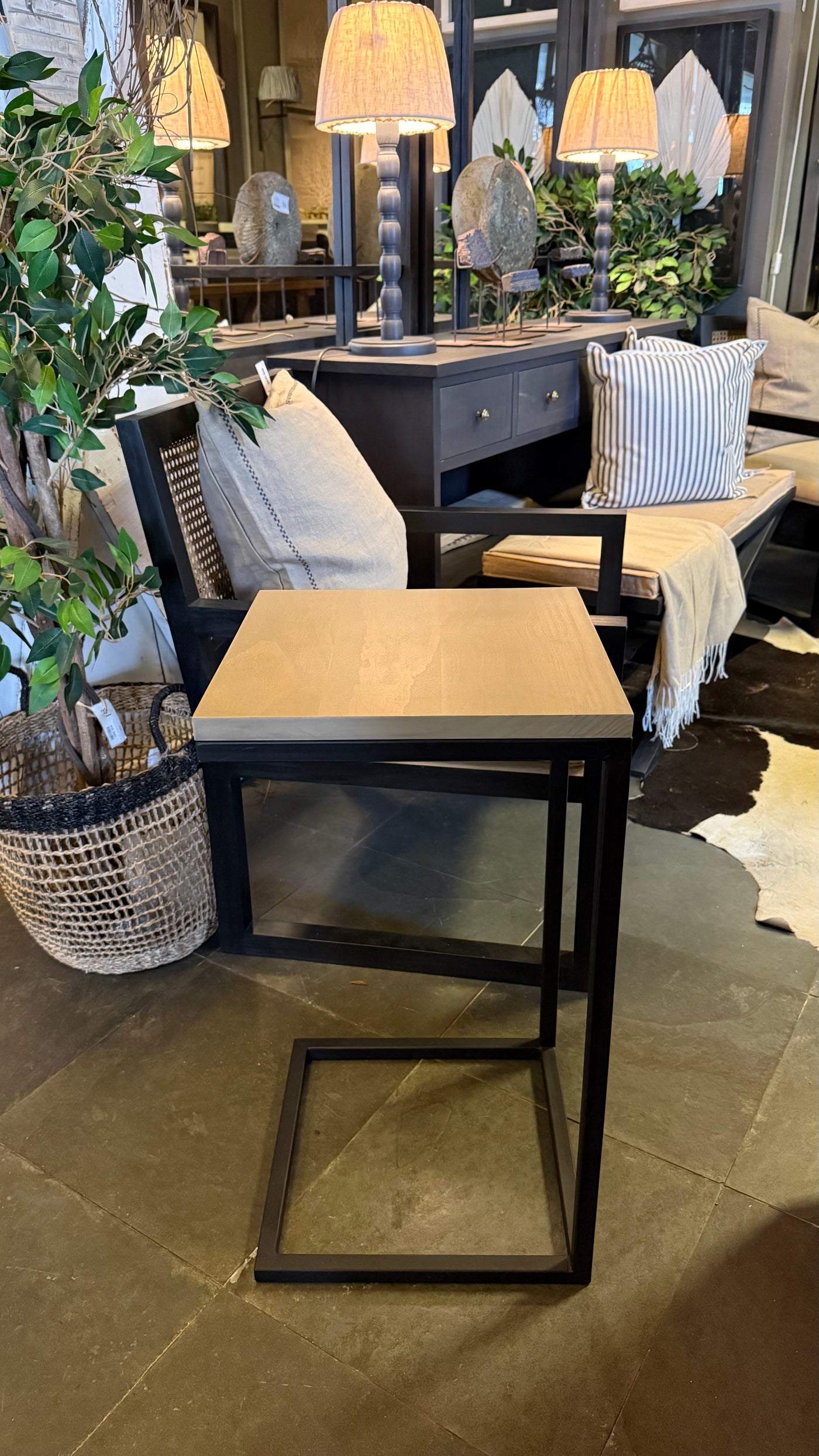 Mesita Auxiliar — Base Fierro Cubierta Pino Clear Pulido Teñido Rústico 35x35x65