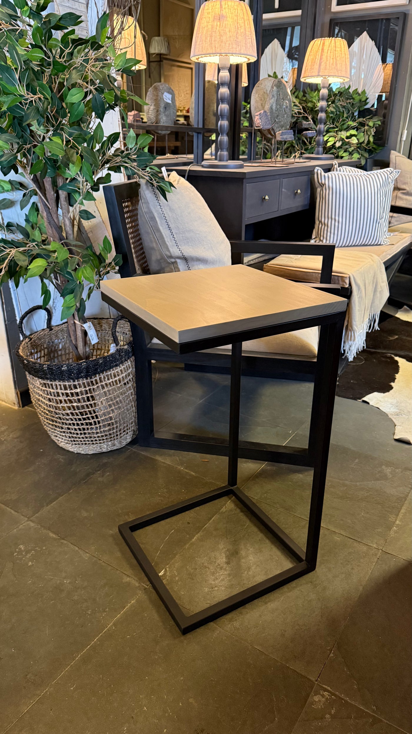 Mesita Auxiliar — Base Fierro Cubierta Pino Clear Pulido Teñido Rústico 35x35x65