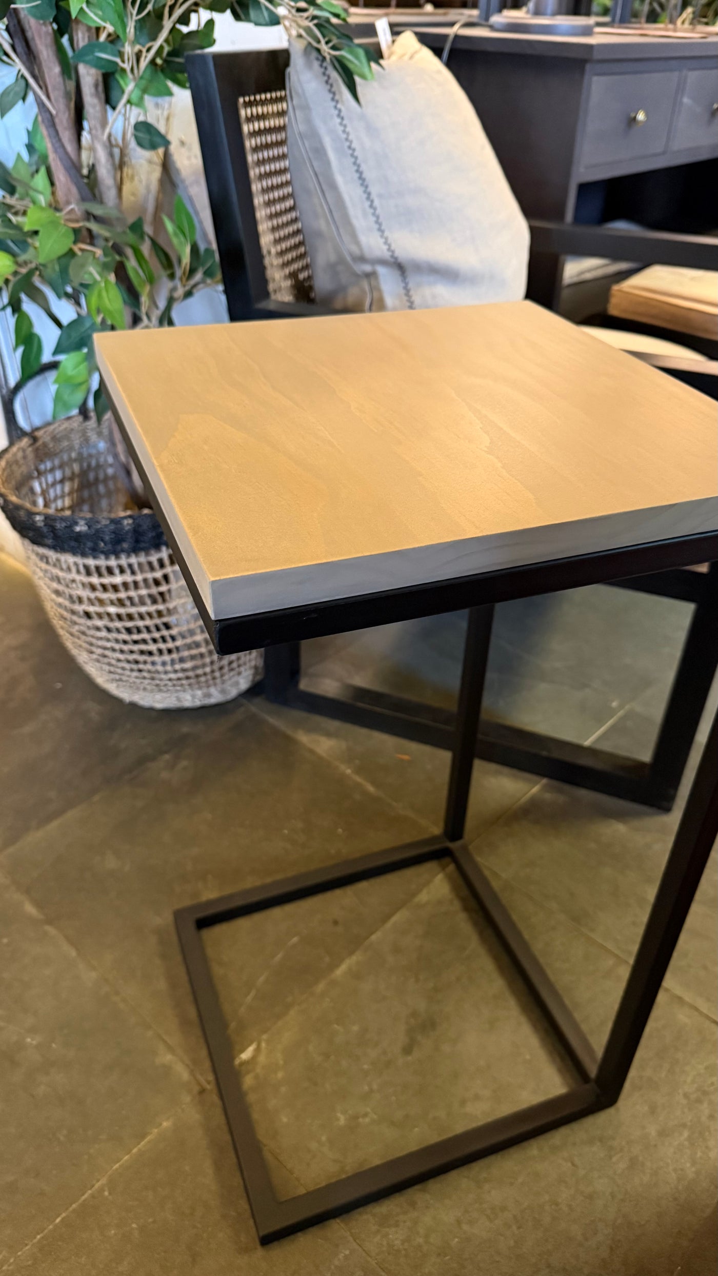Mesita Auxiliar — Base Fierro Cubierta Pino Clear Pulido Teñido Rústico 35x35x65