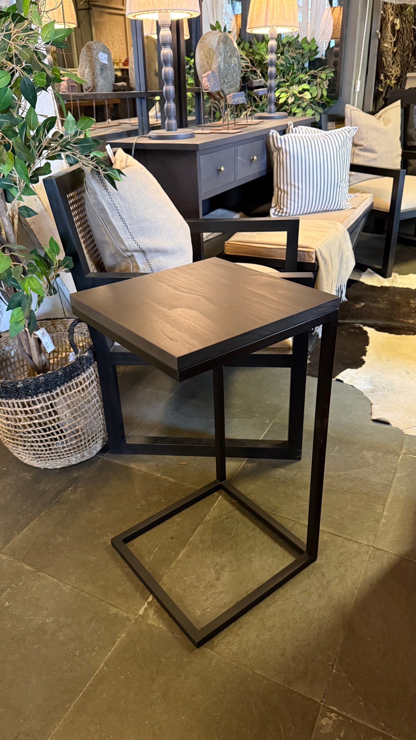 Mesita Auxiliar — Base Fierro Cubierta Pino Clear Pulido Marrón 35x35x65