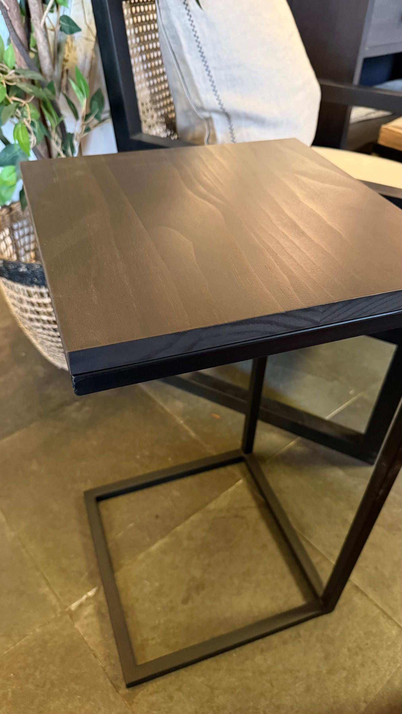 Mesita Auxiliar — Base Fierro Cubierta Pino Clear Pulido Marrón 35x35x65