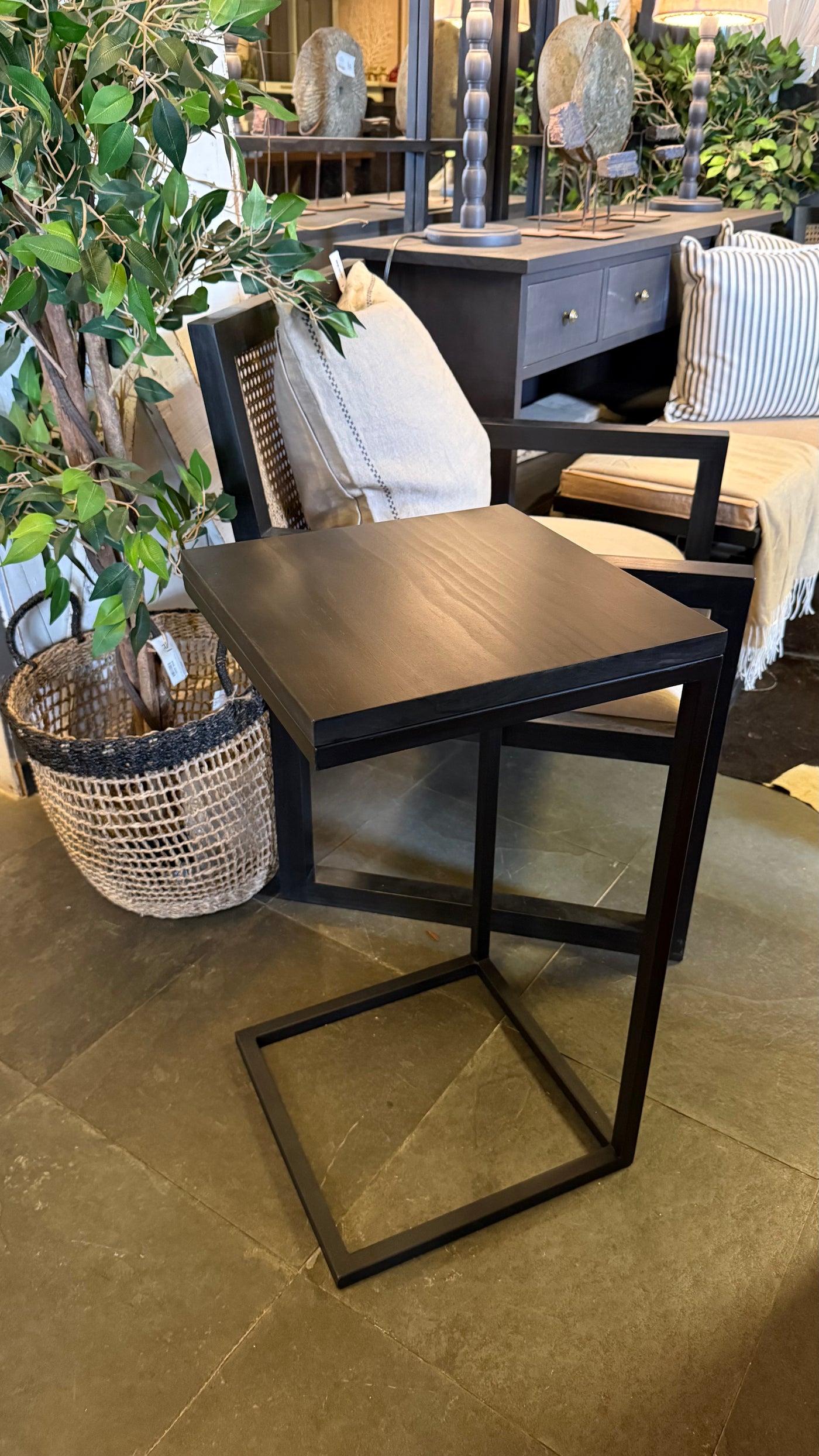 Mesita Auxiliar — Base Fierro Cubierta Pino Clear Pulido Pátina Negra 35x35x65