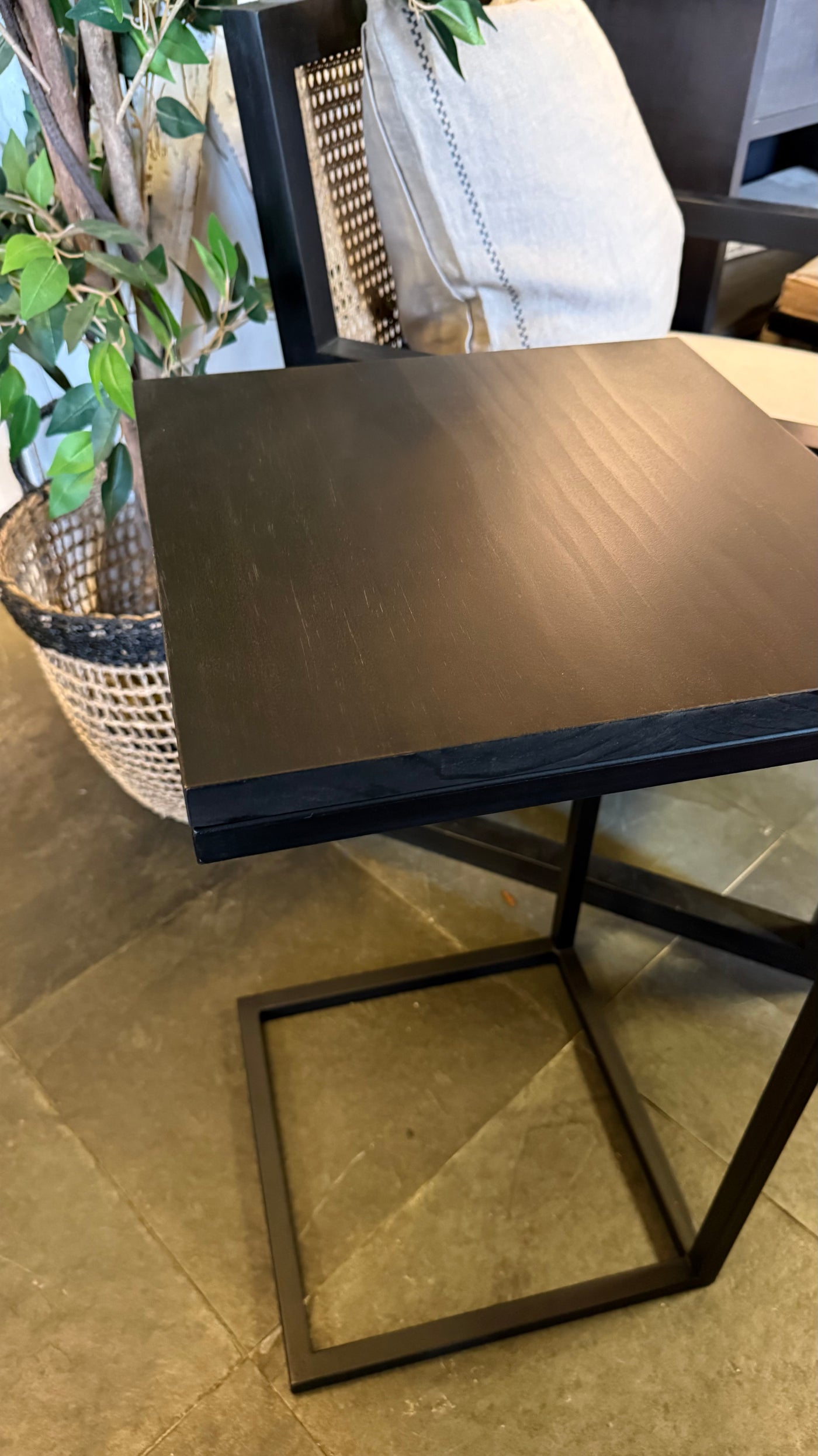Mesita Auxiliar — Base Fierro Cubierta Pino Clear Pulido Pátina Negra 35x35x65