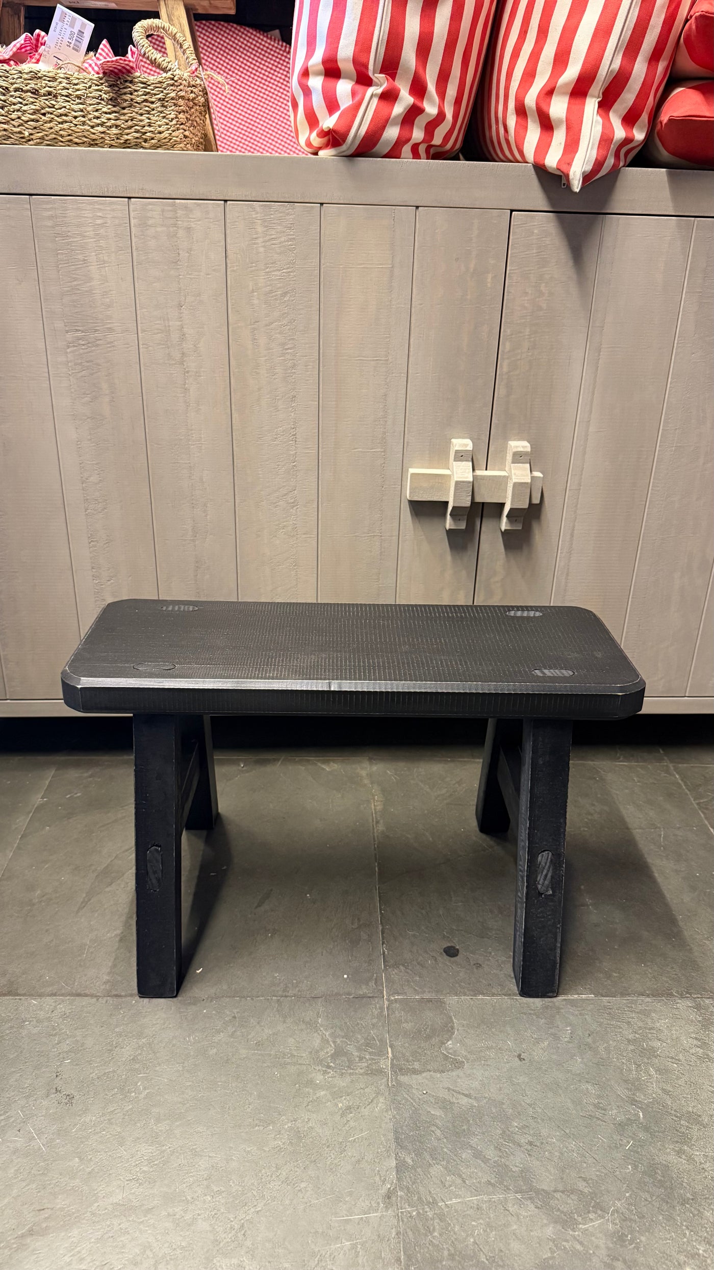 Banqueta Tere — Pino Aserrado Pátina Negra Tamaño Extra Chico 50x19x30