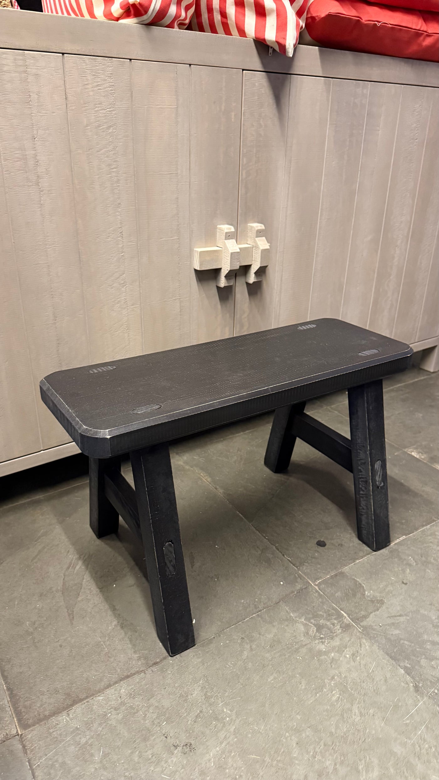 Banqueta Tere — Pino Aserrado Pátina Negra Tamaño Extra Chico 50x19x30