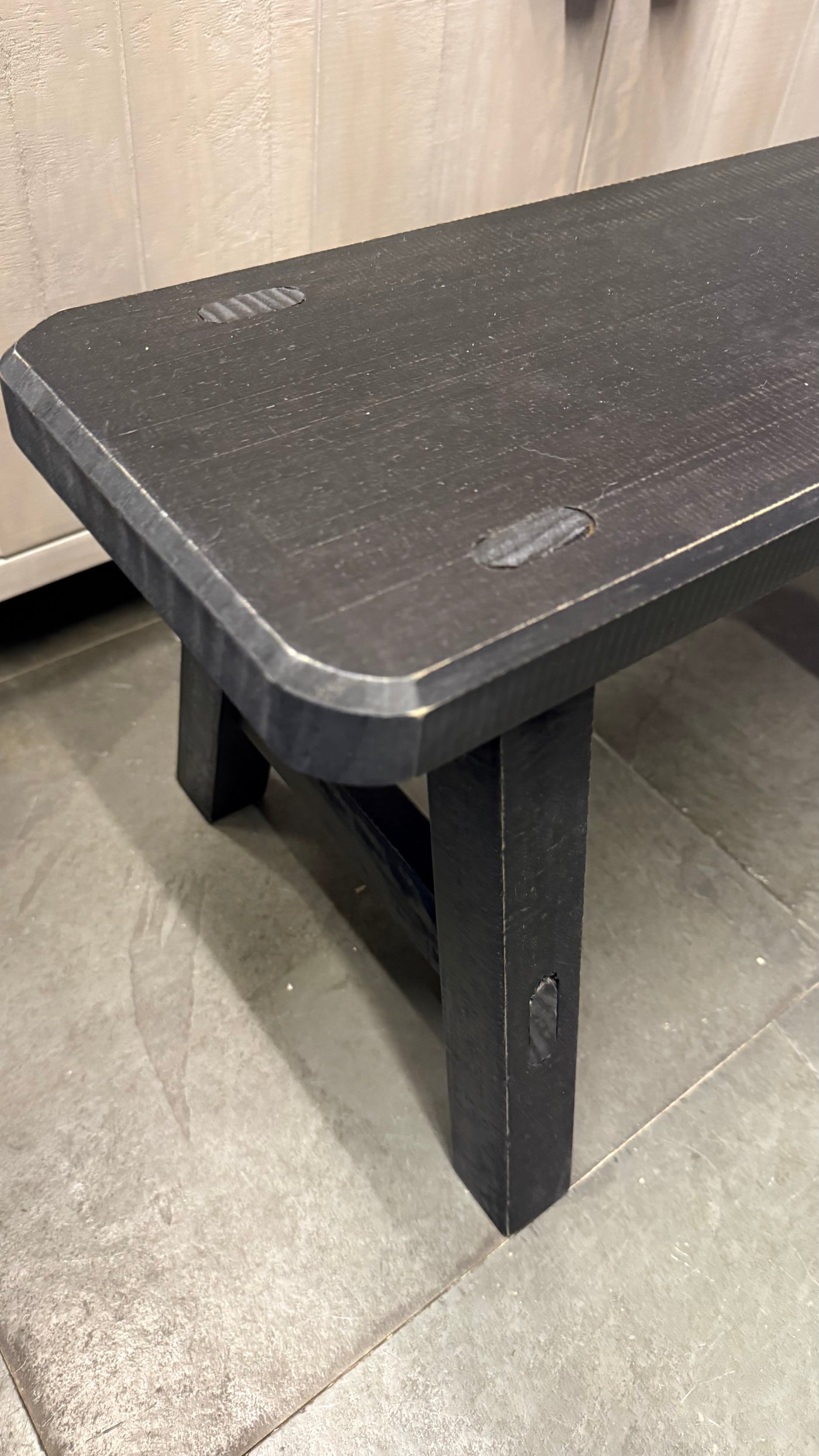 Banqueta Tere — Pino Aserrado Pátina Negra Tamaño Extra Chico 50x19x30
