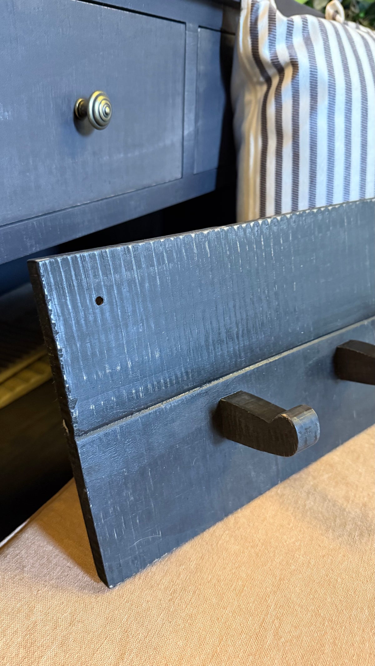 Percha Rústica — Colgador de Madera Pino Clear Aserreado Pátina Negra 60x8x20