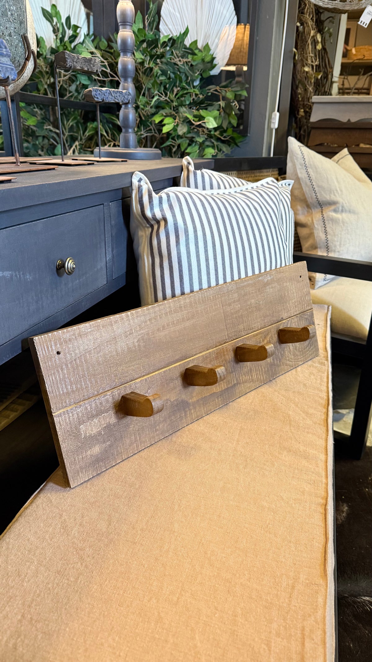 Percha Rústica — Colgador de Madera Pino Clear Aserreado Teñido Café 60x8x20