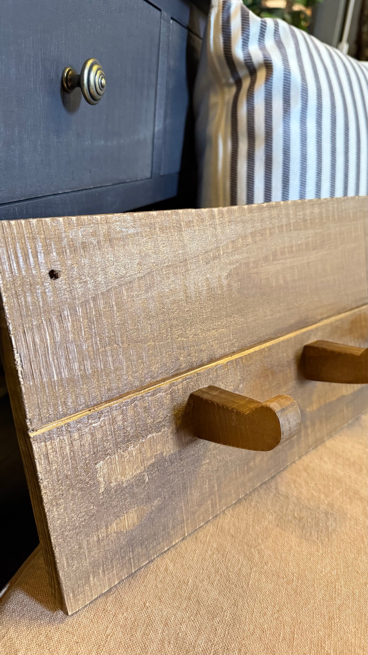 Percha Rústica — Colgador de Madera Pino Clear Aserreado Teñido Café 60x8x20