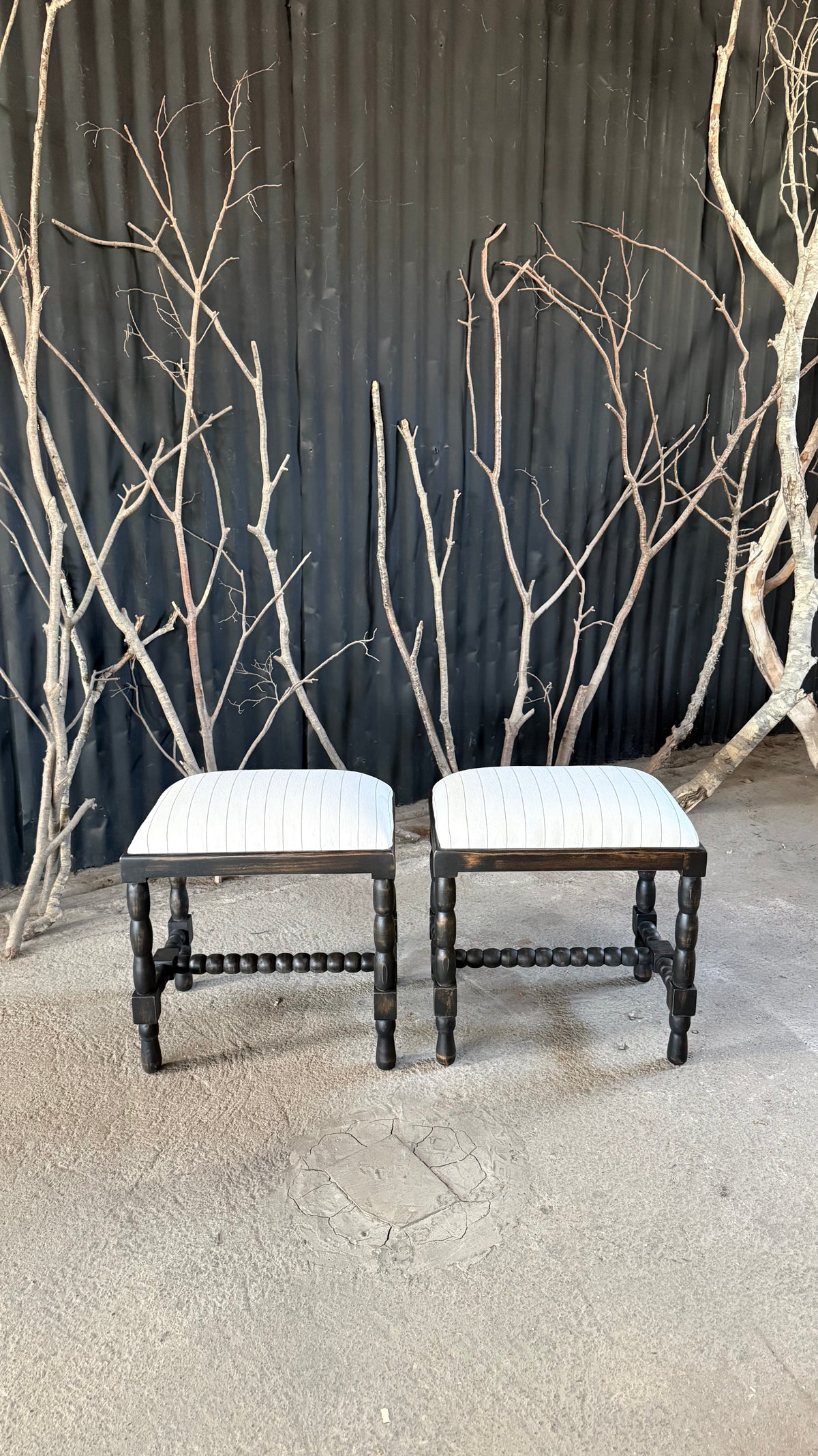 Banqueta Monica — Pino Clear Pulido Negro Desgastado 44x32x48